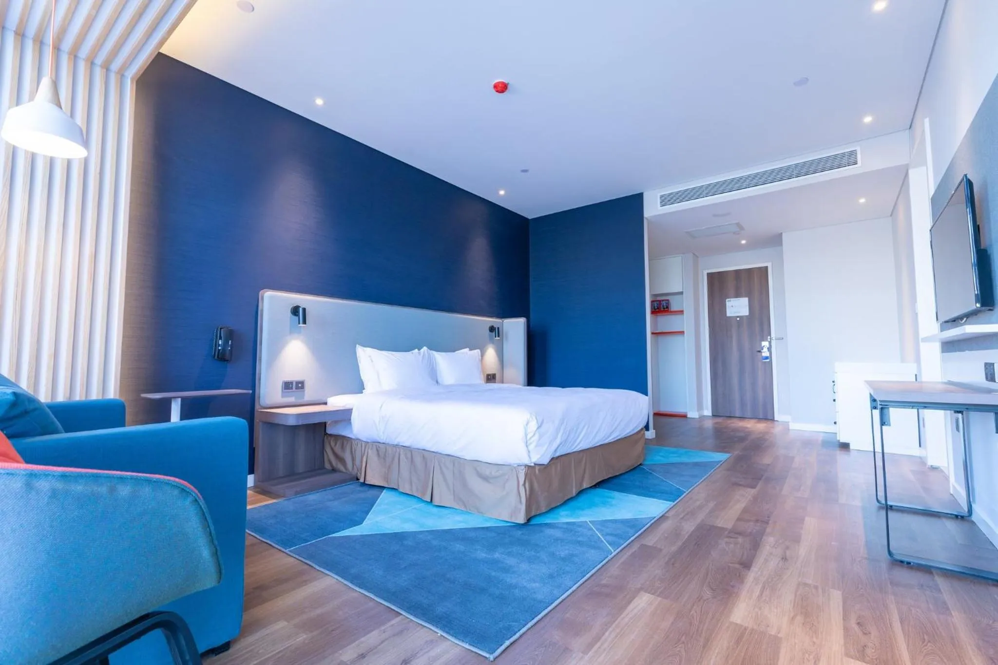 Photo of the whole room, Bed in Holiday Inn Express Harbin Qunli by IHG