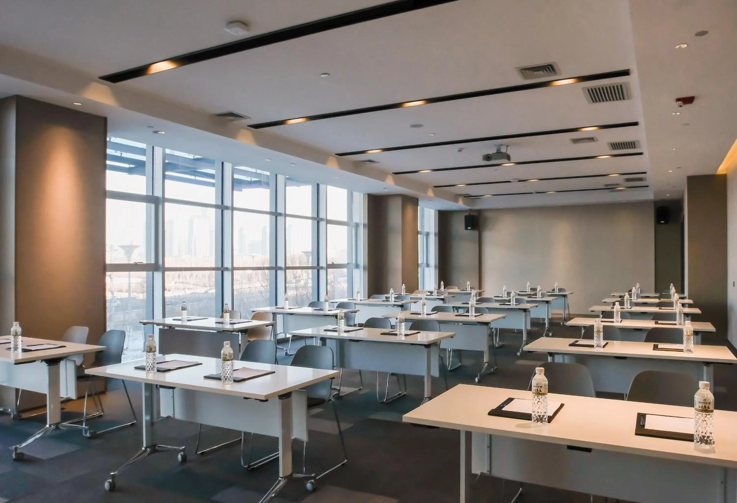 Meeting/conference room in Holiday Inn Express Harbin Qunli by IHG