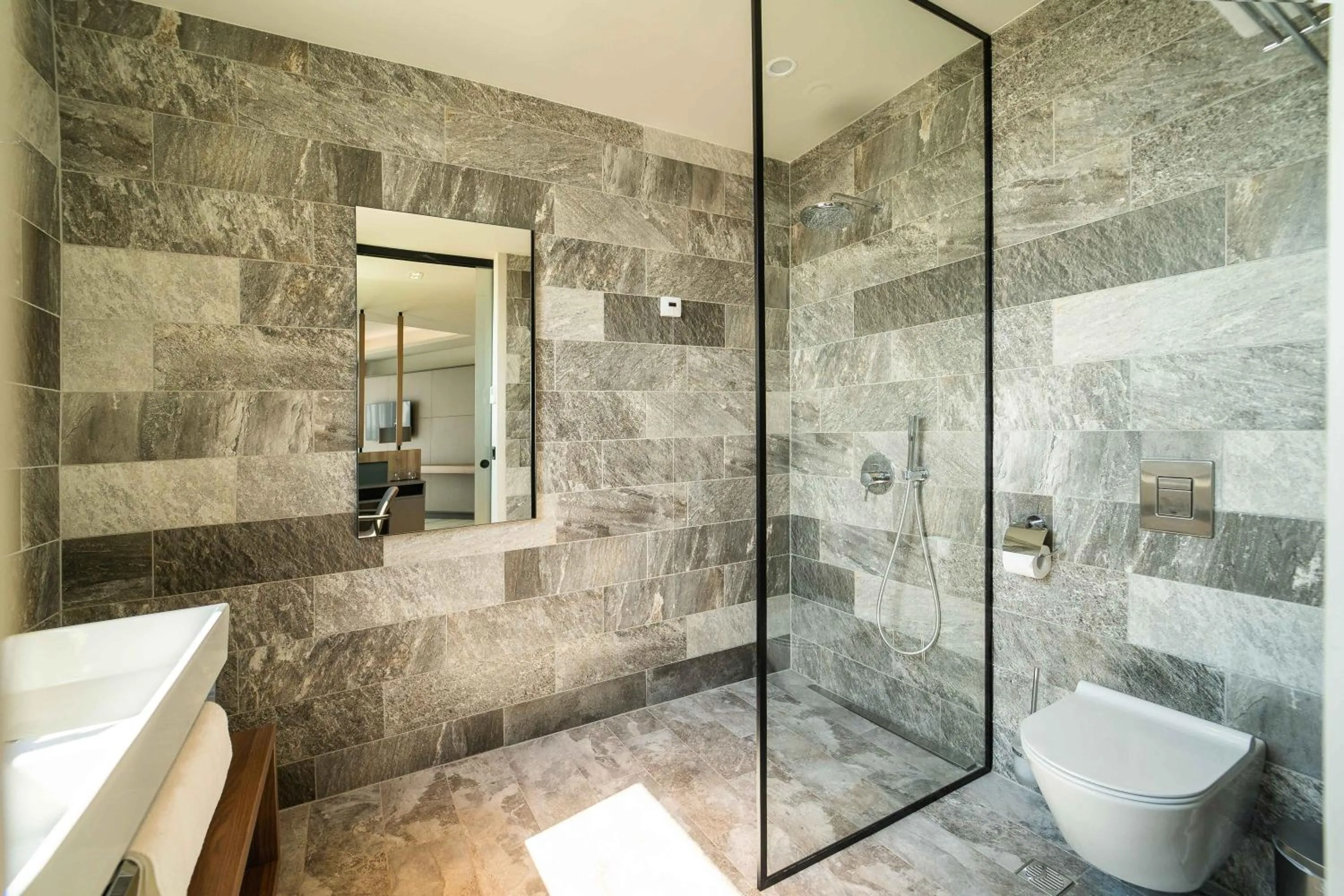 Shower in HVD Reina del Mar - Premium Spa Service & Free Parking