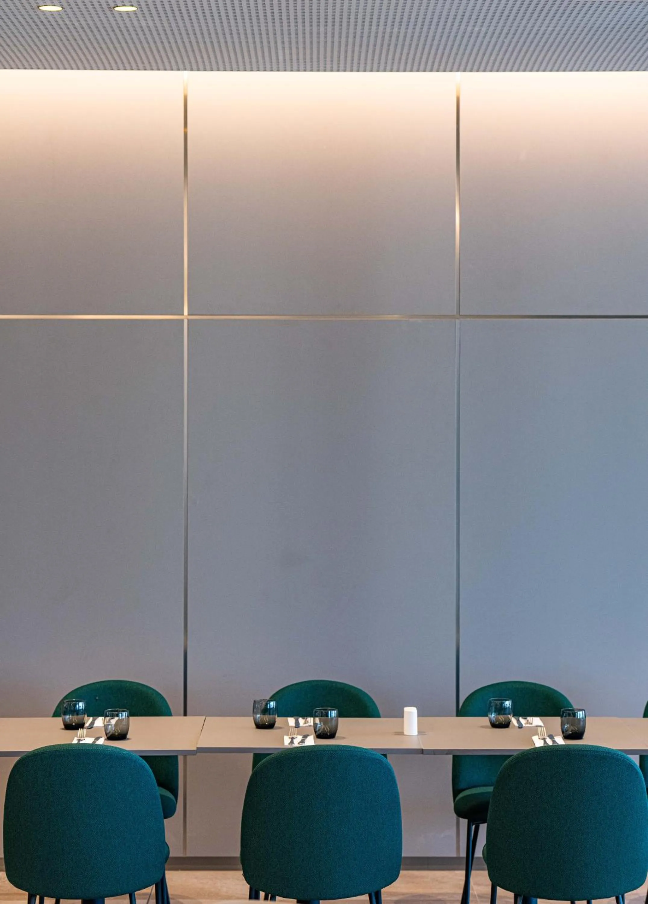 Restaurant/places to eat in HVD Reina del Mar - Premium Spa Service & Free Parking