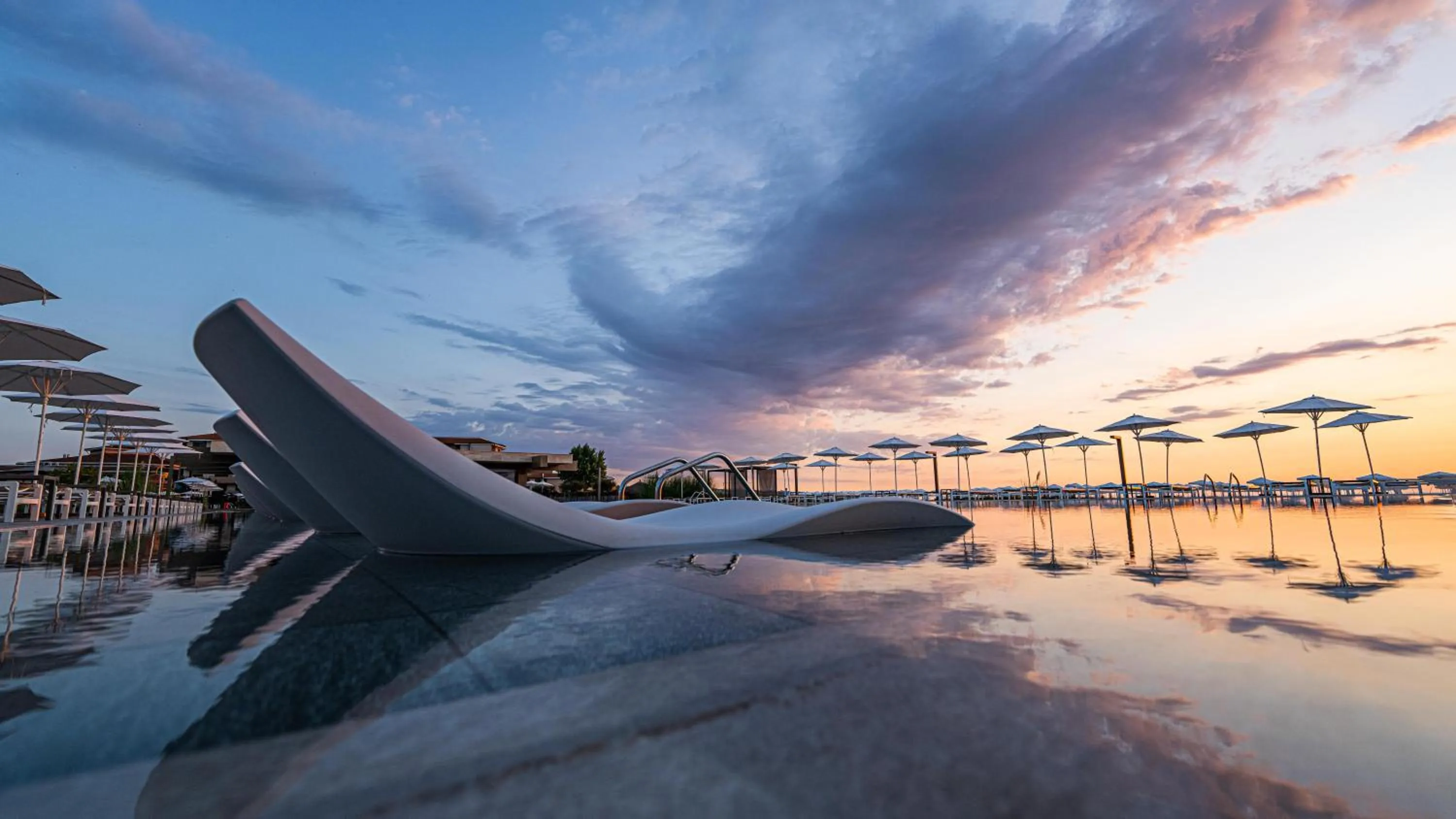 Swimming pool in HVD Reina del Mar - Premium Spa Service & Free Parking