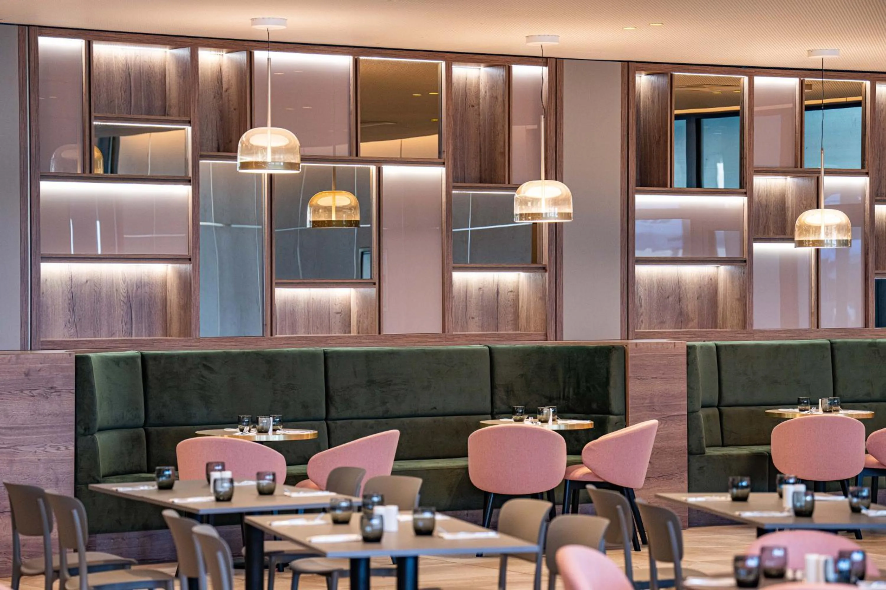 Restaurant/places to eat in HVD Reina del Mar - Premium Spa Service & Free Parking