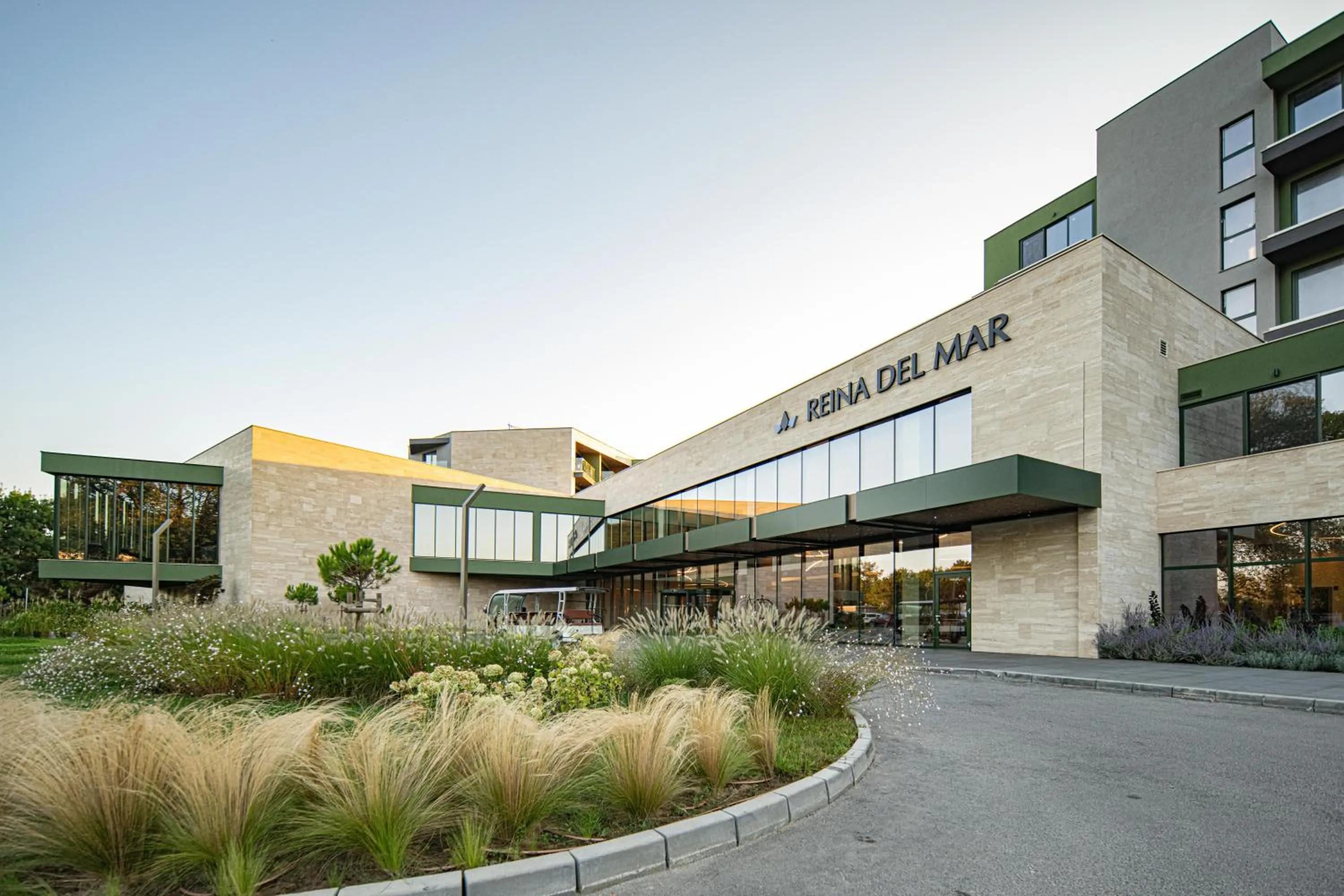 Property building in HVD Reina del Mar - Premium Spa Service & Free Parking