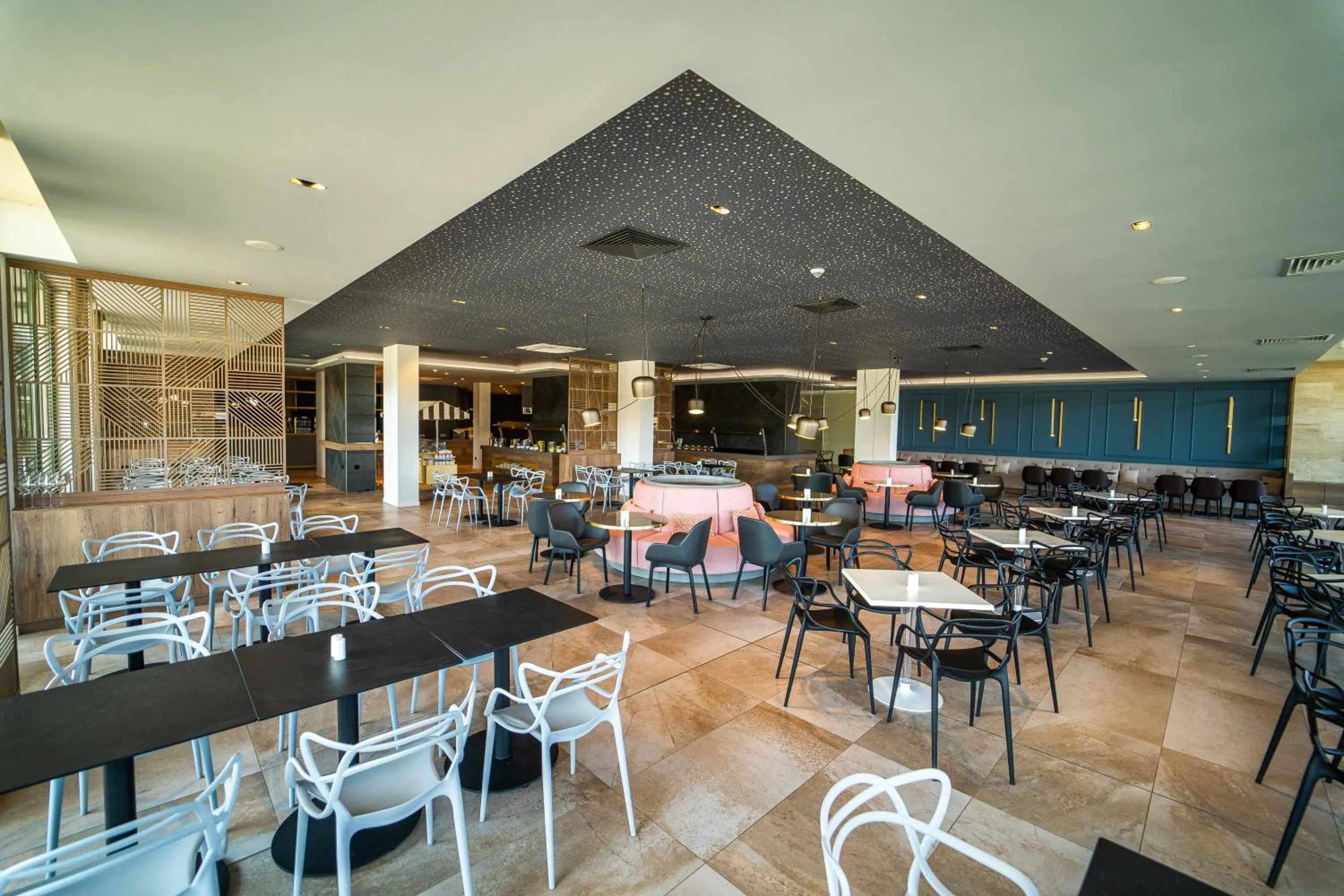 Restaurant/places to eat in HVD Reina del Mar - Premium Spa Service & Free Parking