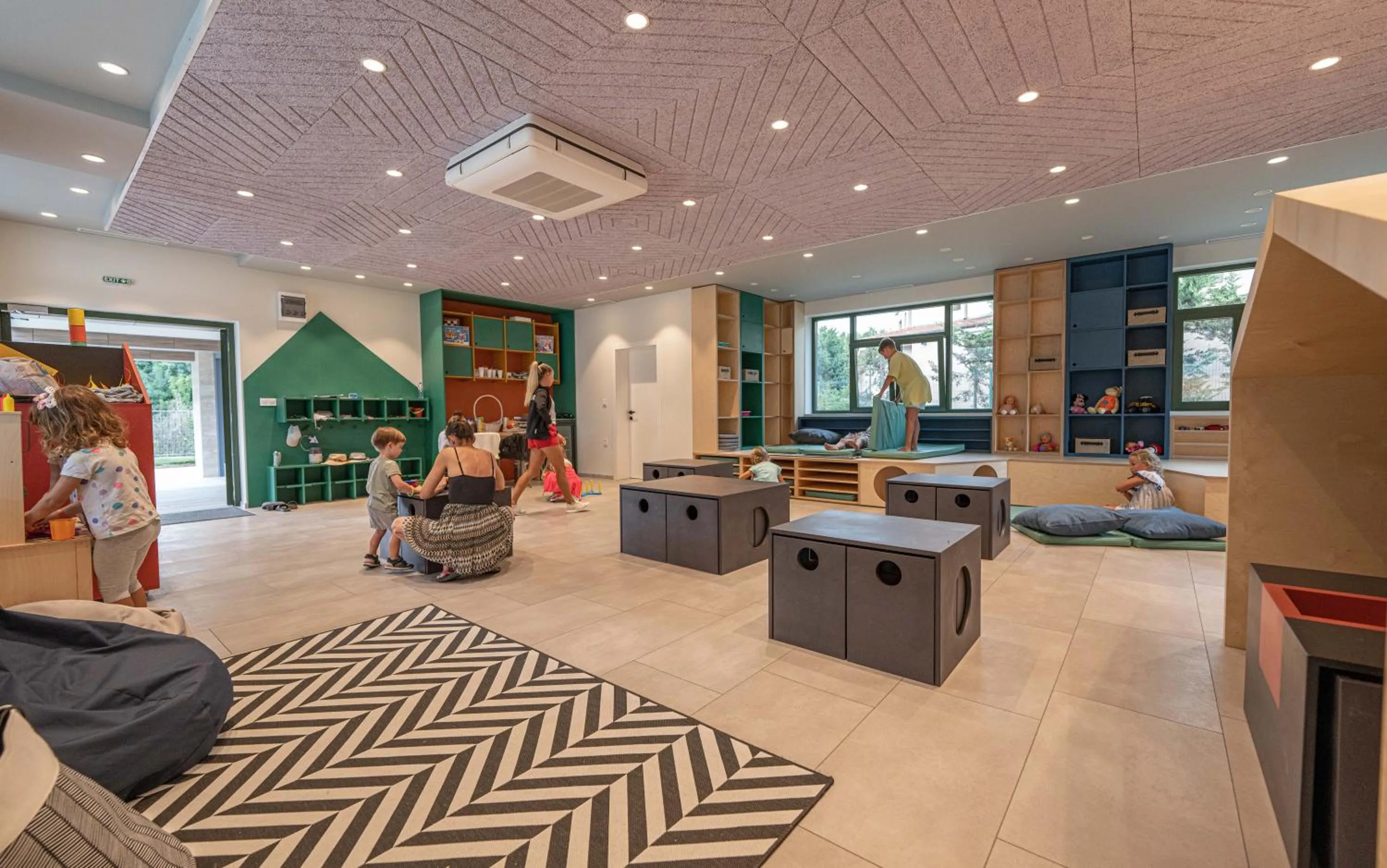 Children play ground in HVD Reina del Mar - Premium Spa Service & Free Parking