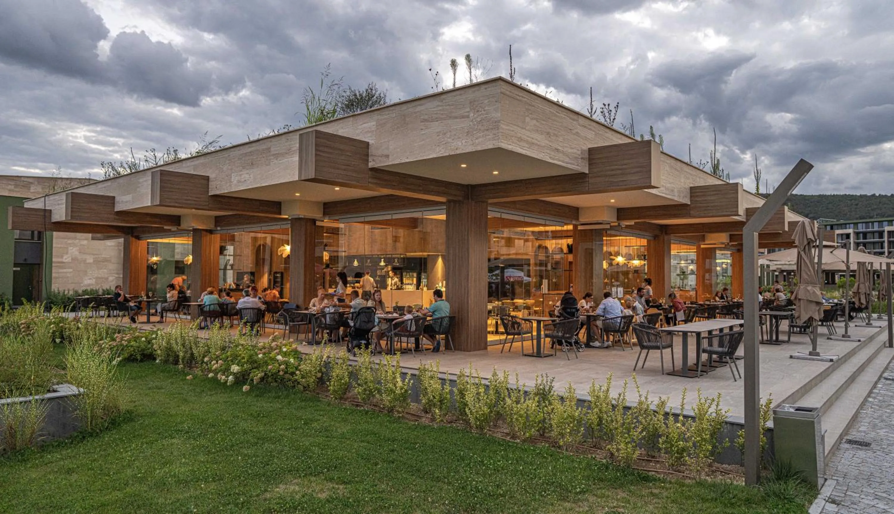 Restaurant/places to eat in HVD Reina del Mar - Premium Spa Service & Free Parking