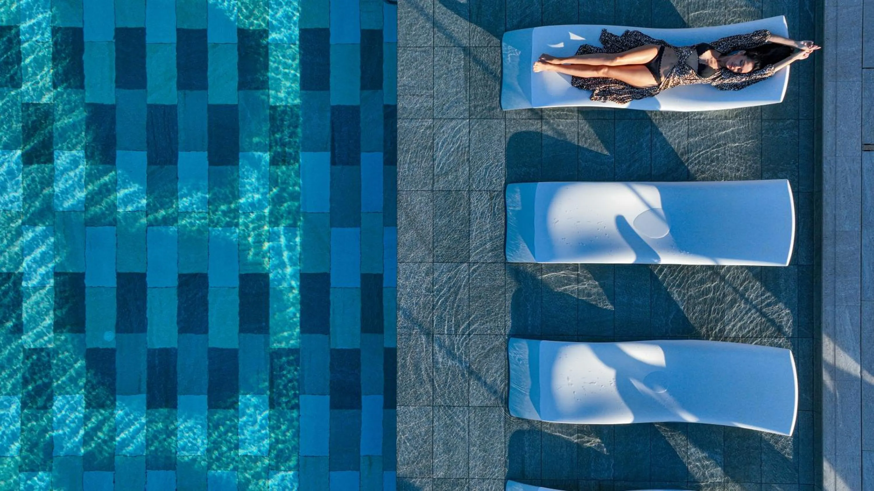 Swimming pool in HVD Reina del Mar - Premium Spa Service & Free Parking