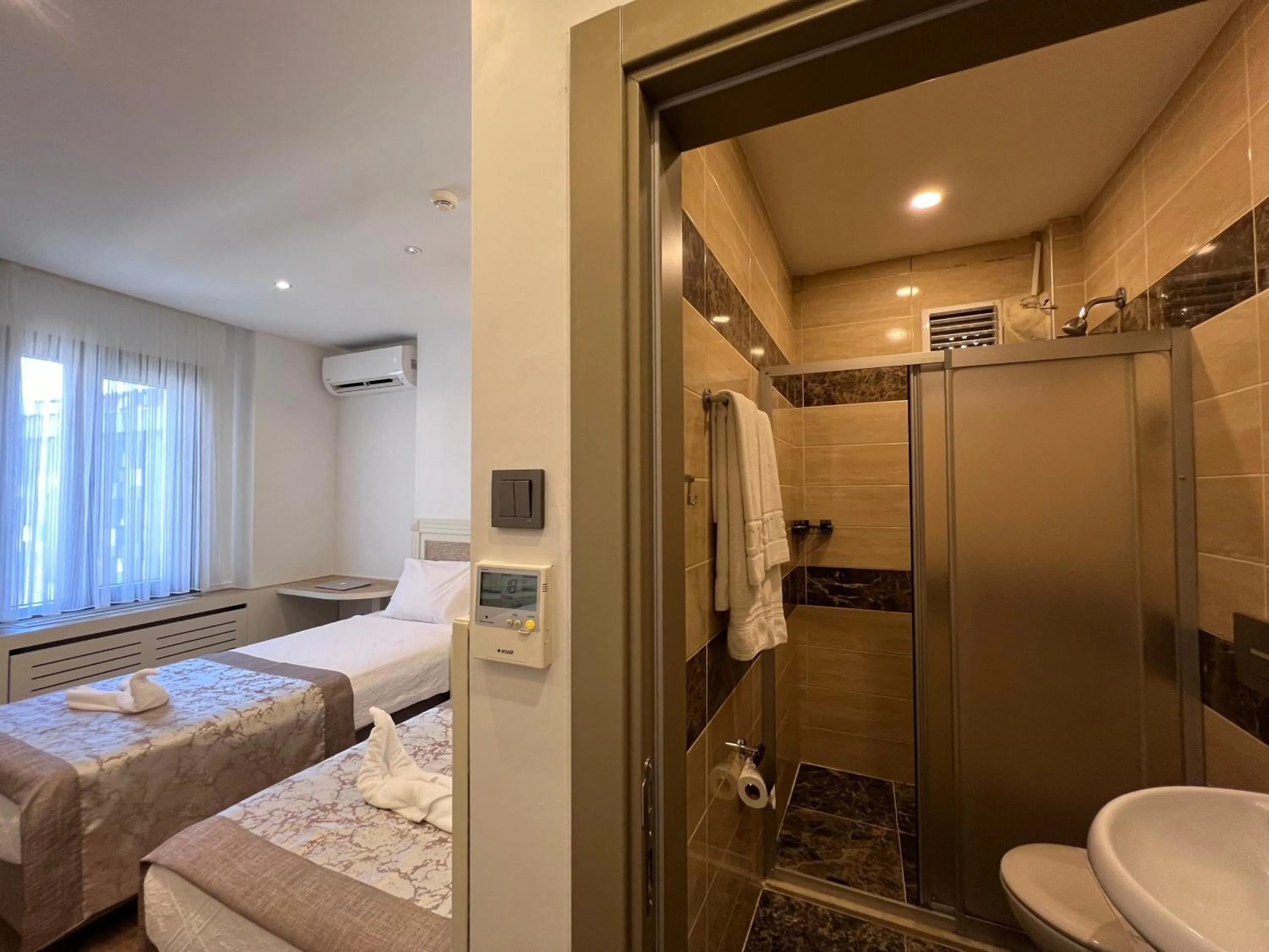 Bathroom, Bed in Gul Hotel