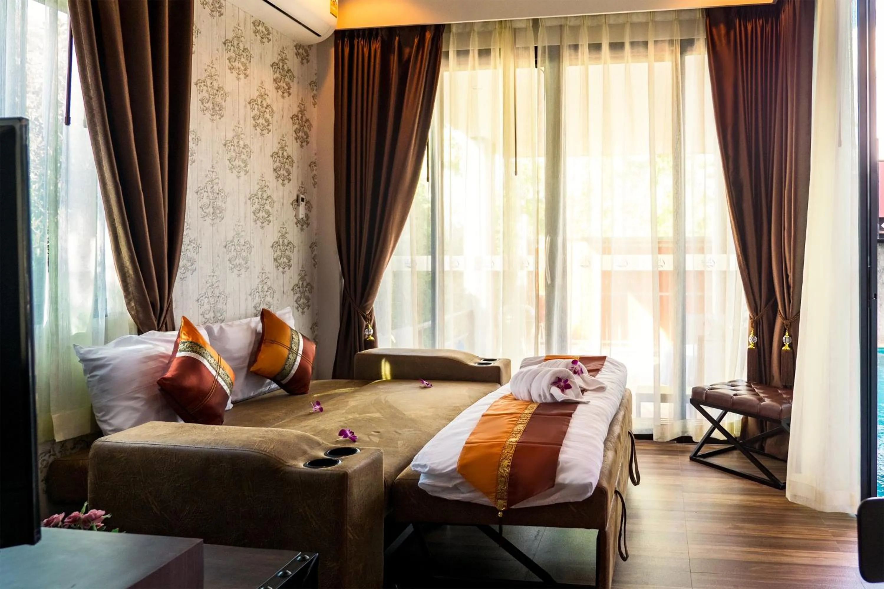 Bed in KG Private Pool Villas Soi 9