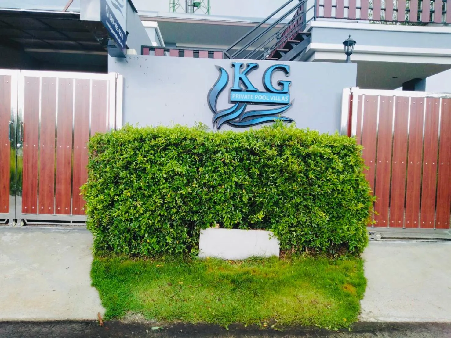 Facade/entrance in KG Private Pool Villas Soi 9