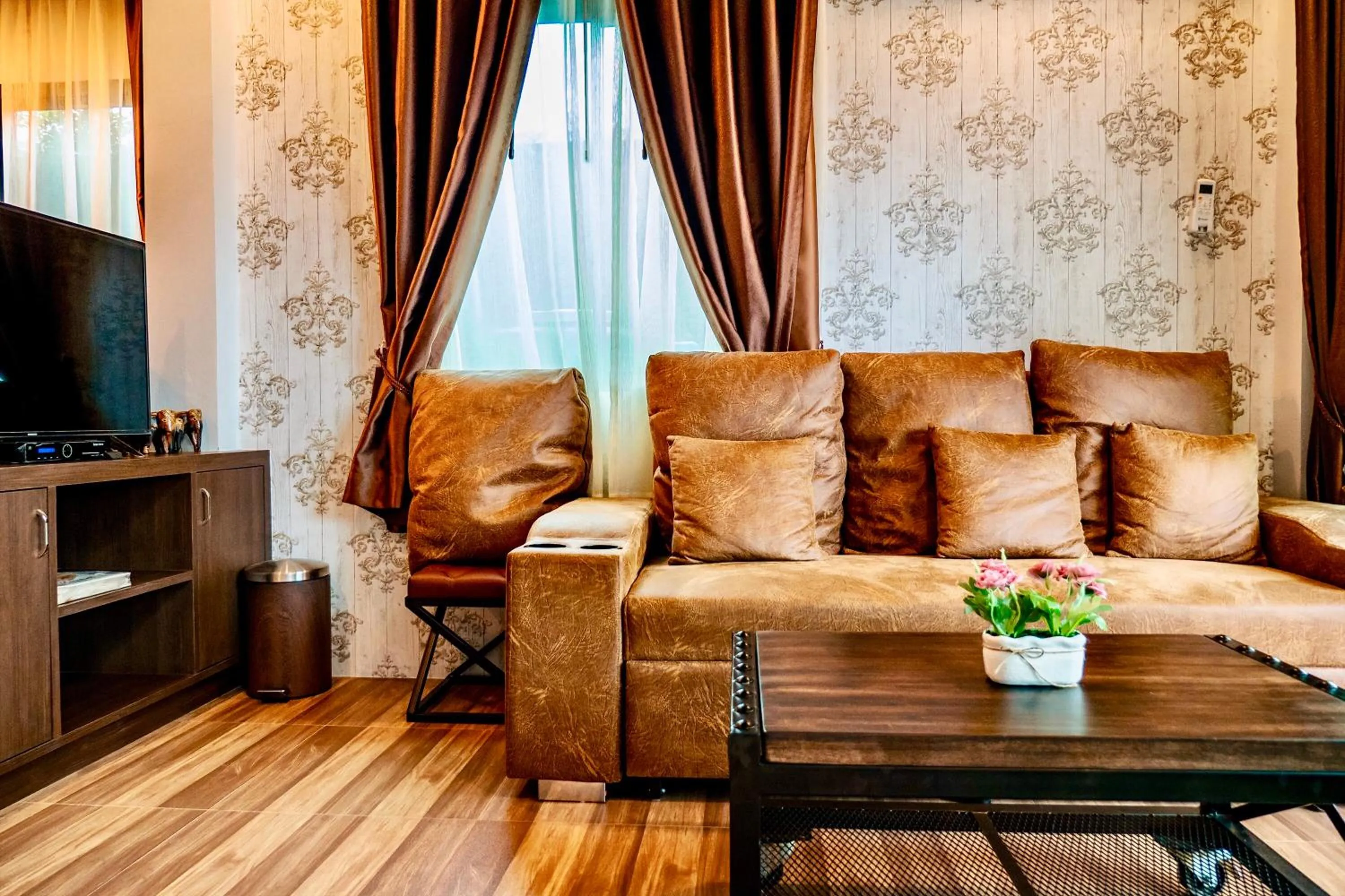 Communal lounge/ TV room in KG Private Pool Villas Soi 9