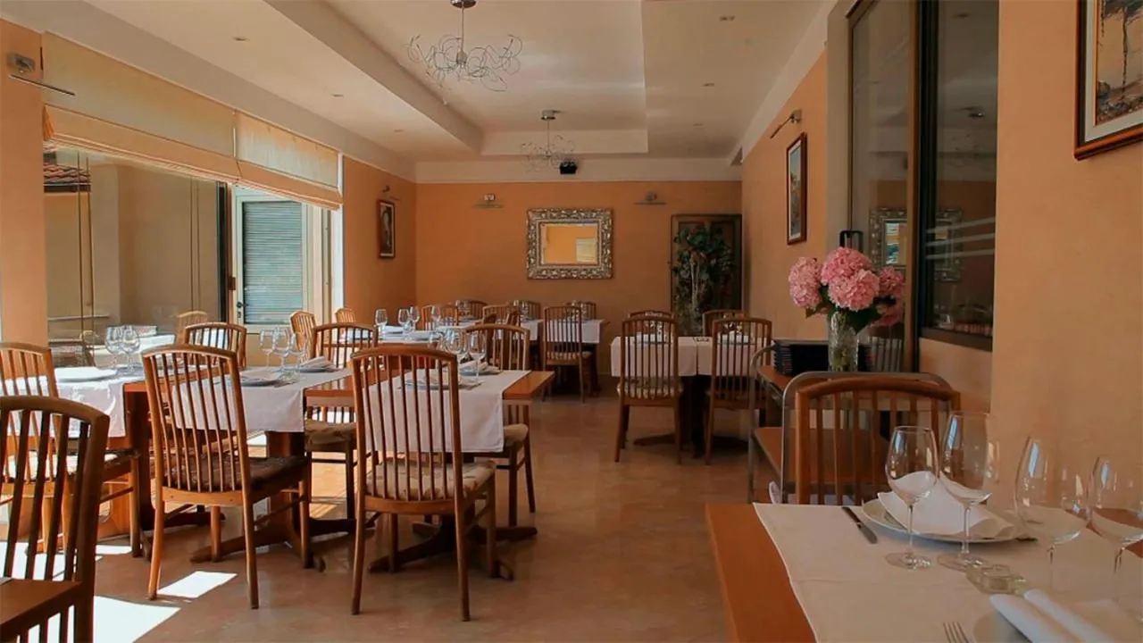 Restaurant/places to eat in Villa Royal