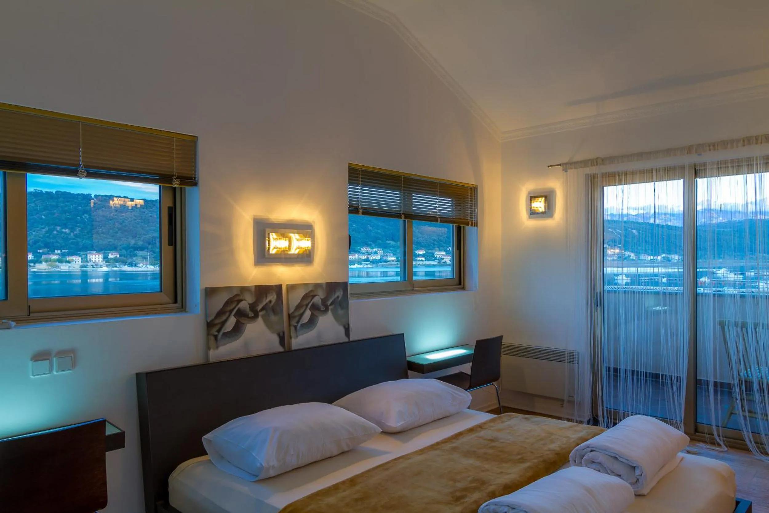 Bedroom, Bed in Villa Royal