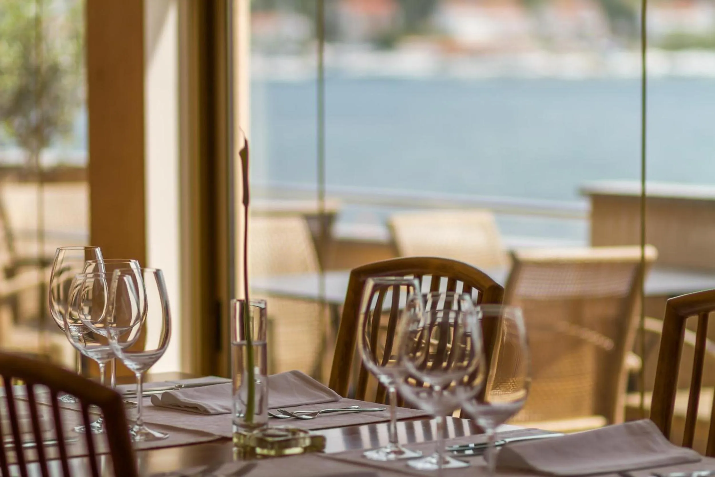 Restaurant/places to eat in Villa Royal