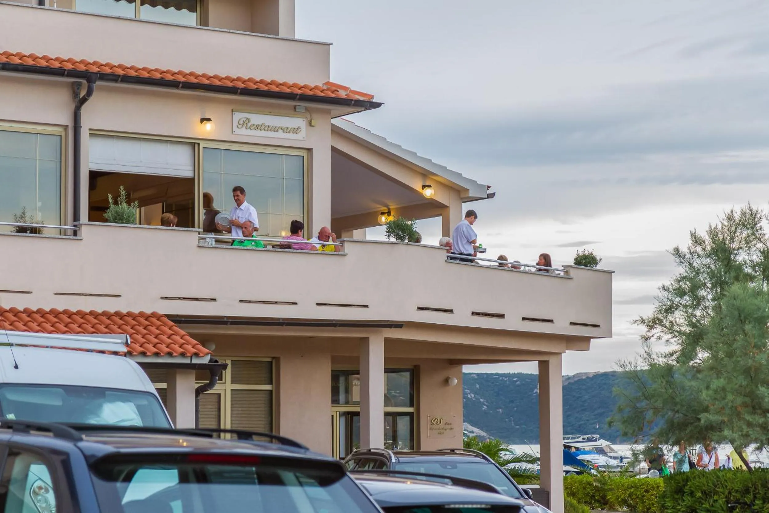 Restaurant/places to eat in Villa Royal