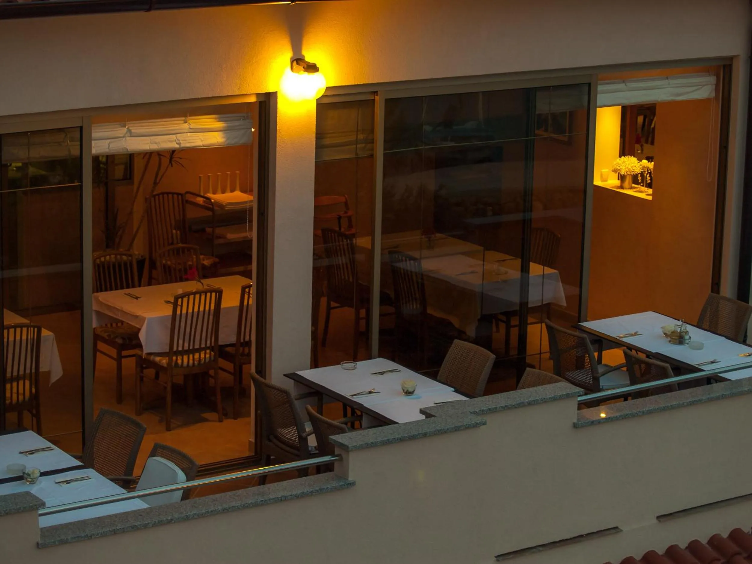 Restaurant/places to eat in Villa Royal