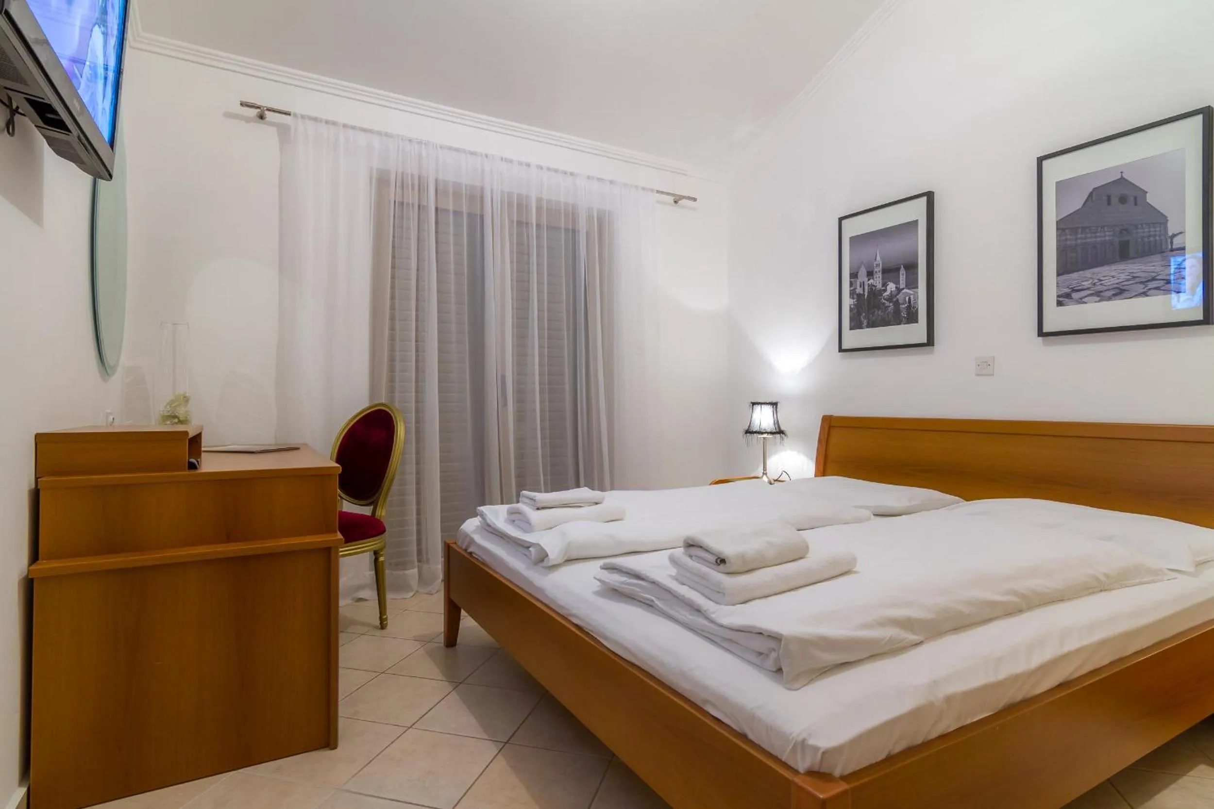 Bedroom, Bed in Villa Royal