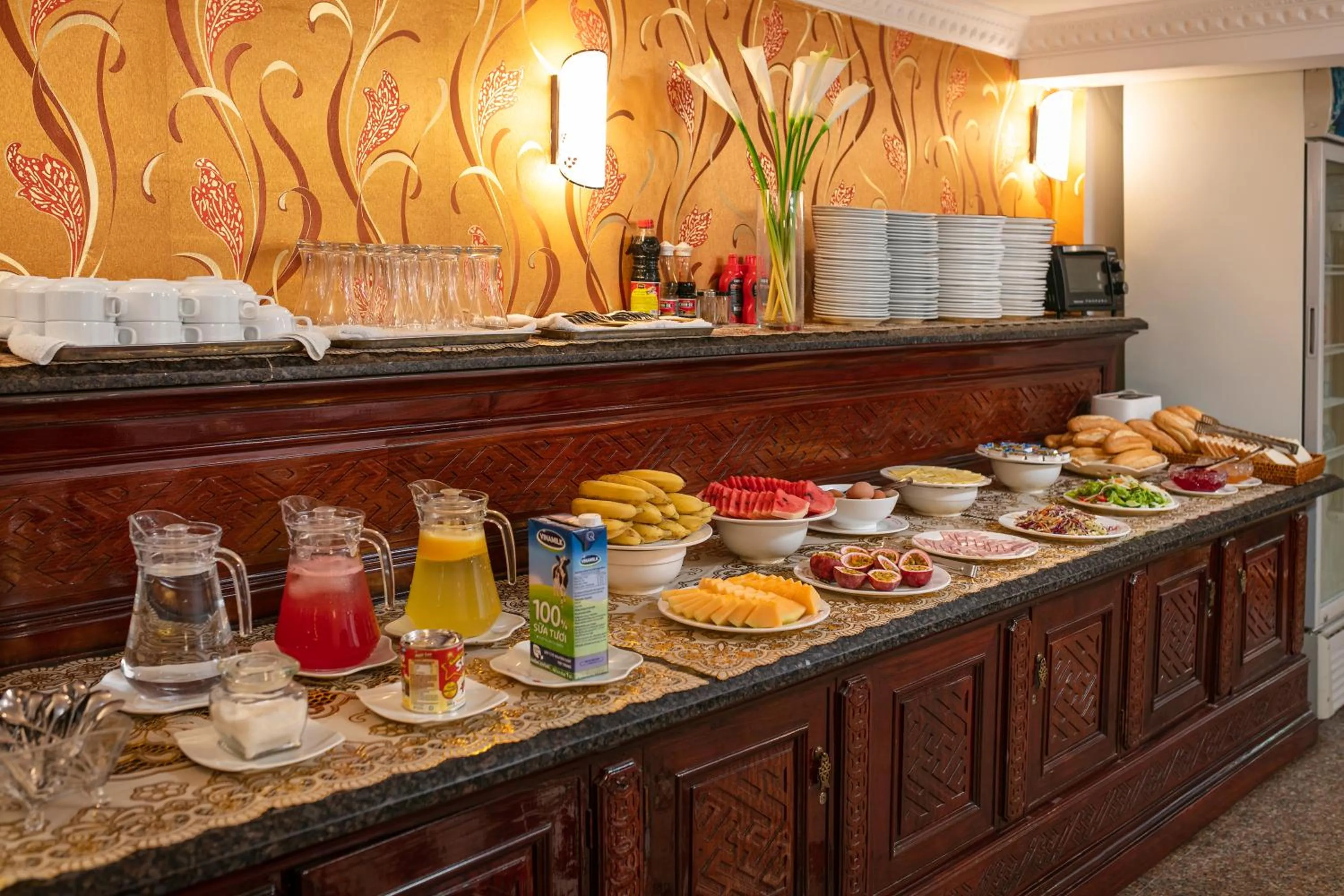 Restaurant/places to eat in Little Diamond Hotel