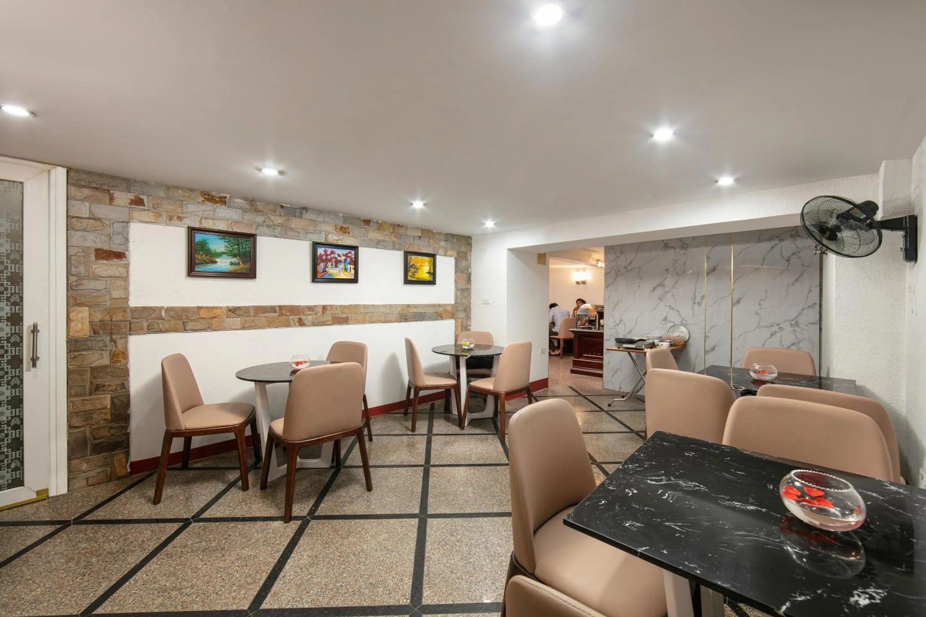 Restaurant/places to eat in Little Diamond Hotel