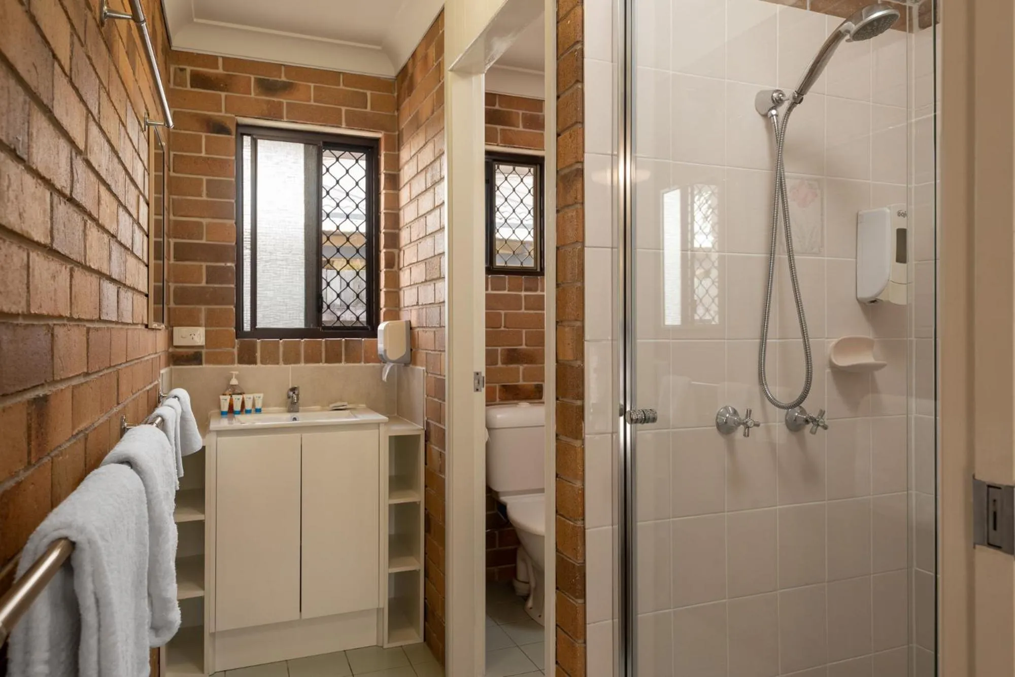 Shower in Sunshine Coast Airport Motel