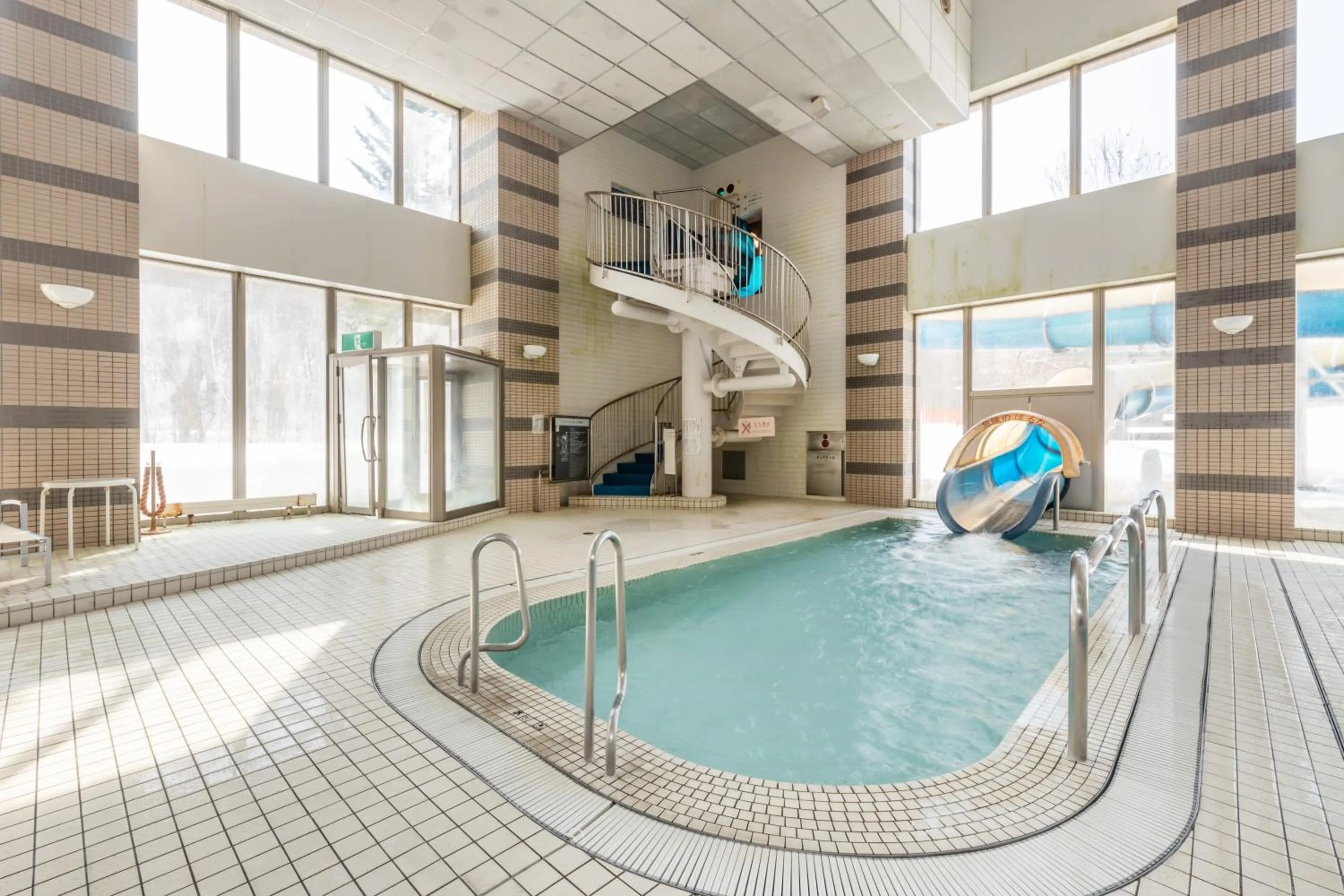 Swimming pool in LiVEMAX RESORT Hakodate Greenpia Onuma