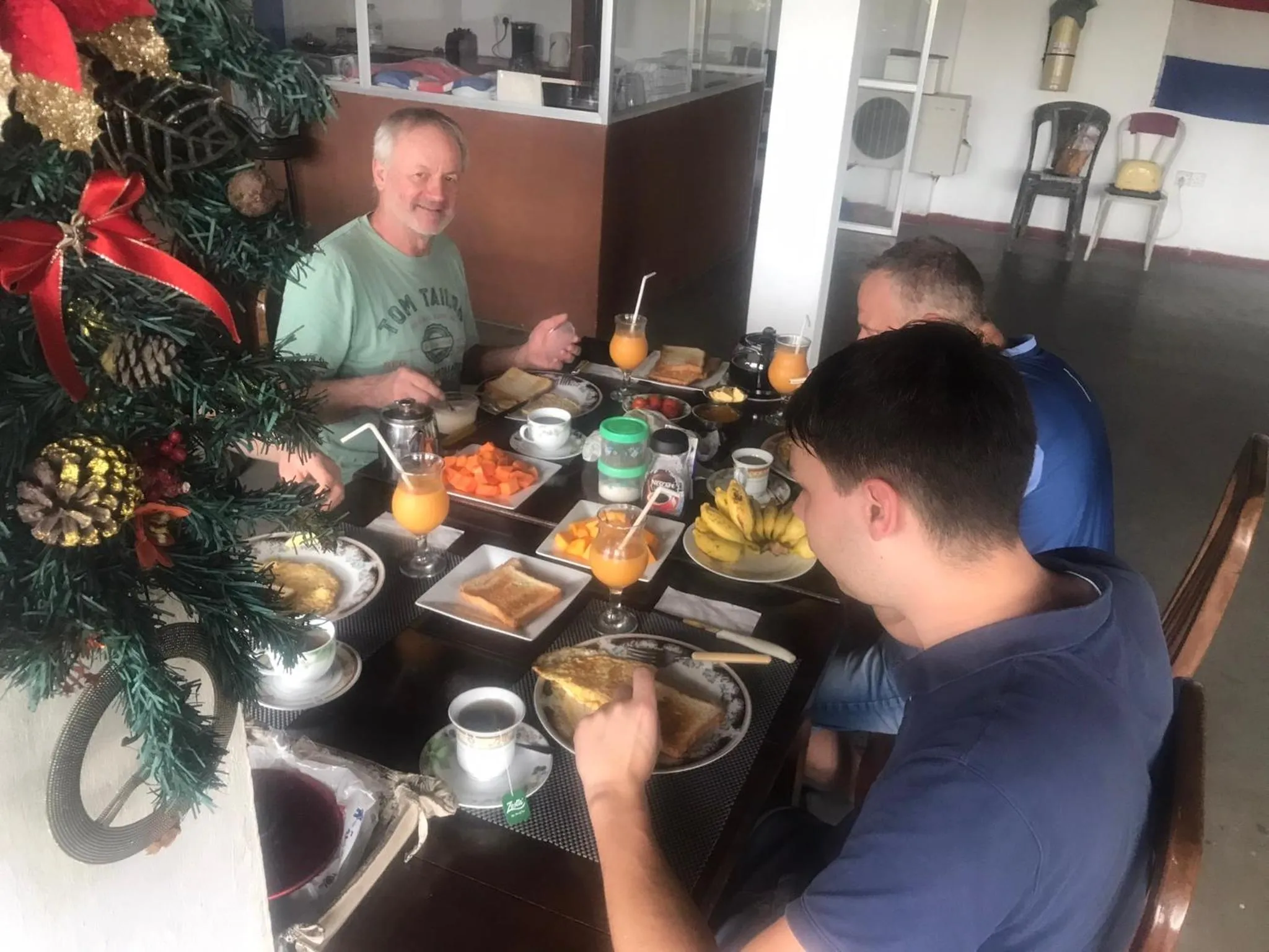 Restaurant/places to eat in Shanith Guesthouse Negombo , beach road