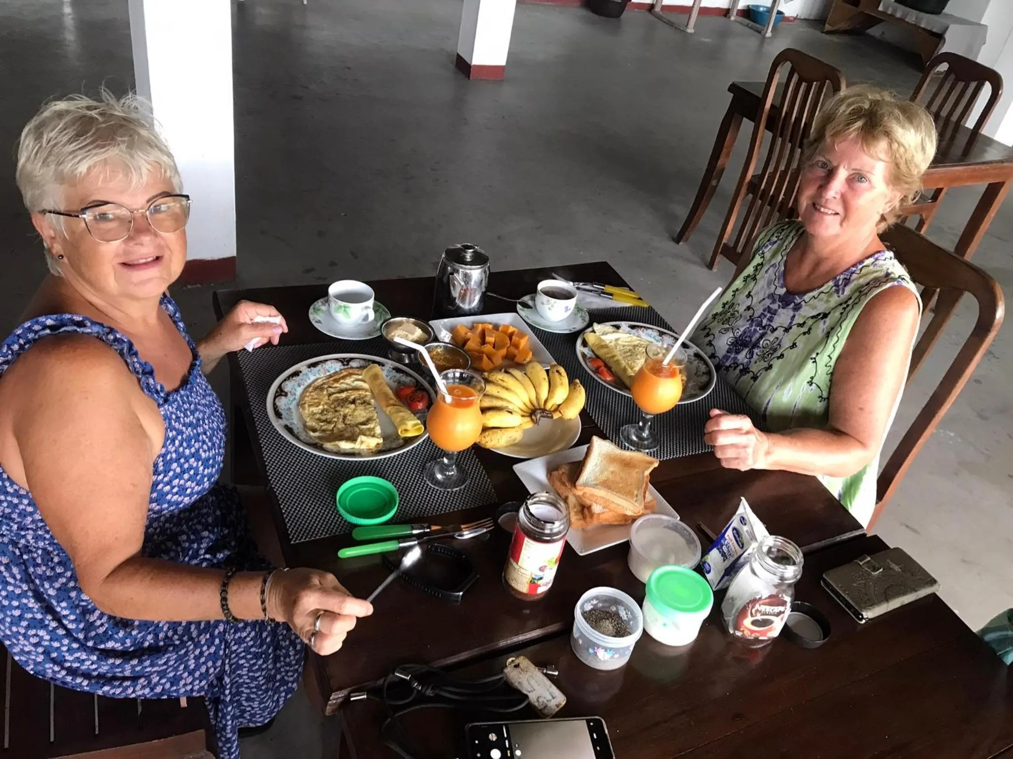 Restaurant/places to eat in Shanith Guesthouse Negombo , beach road