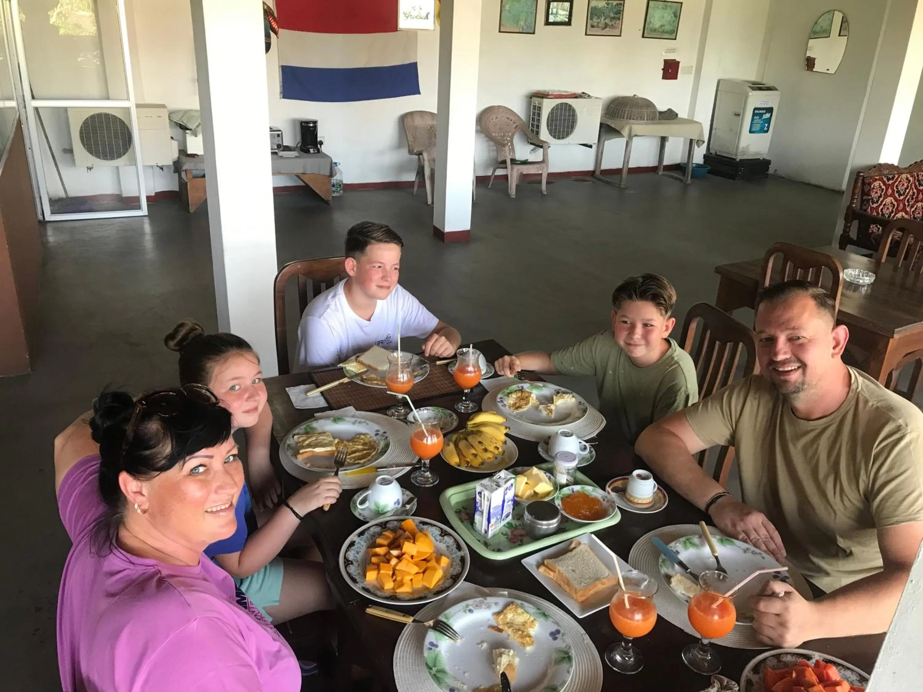 Restaurant/places to eat in Shanith Guesthouse Negombo , beach road