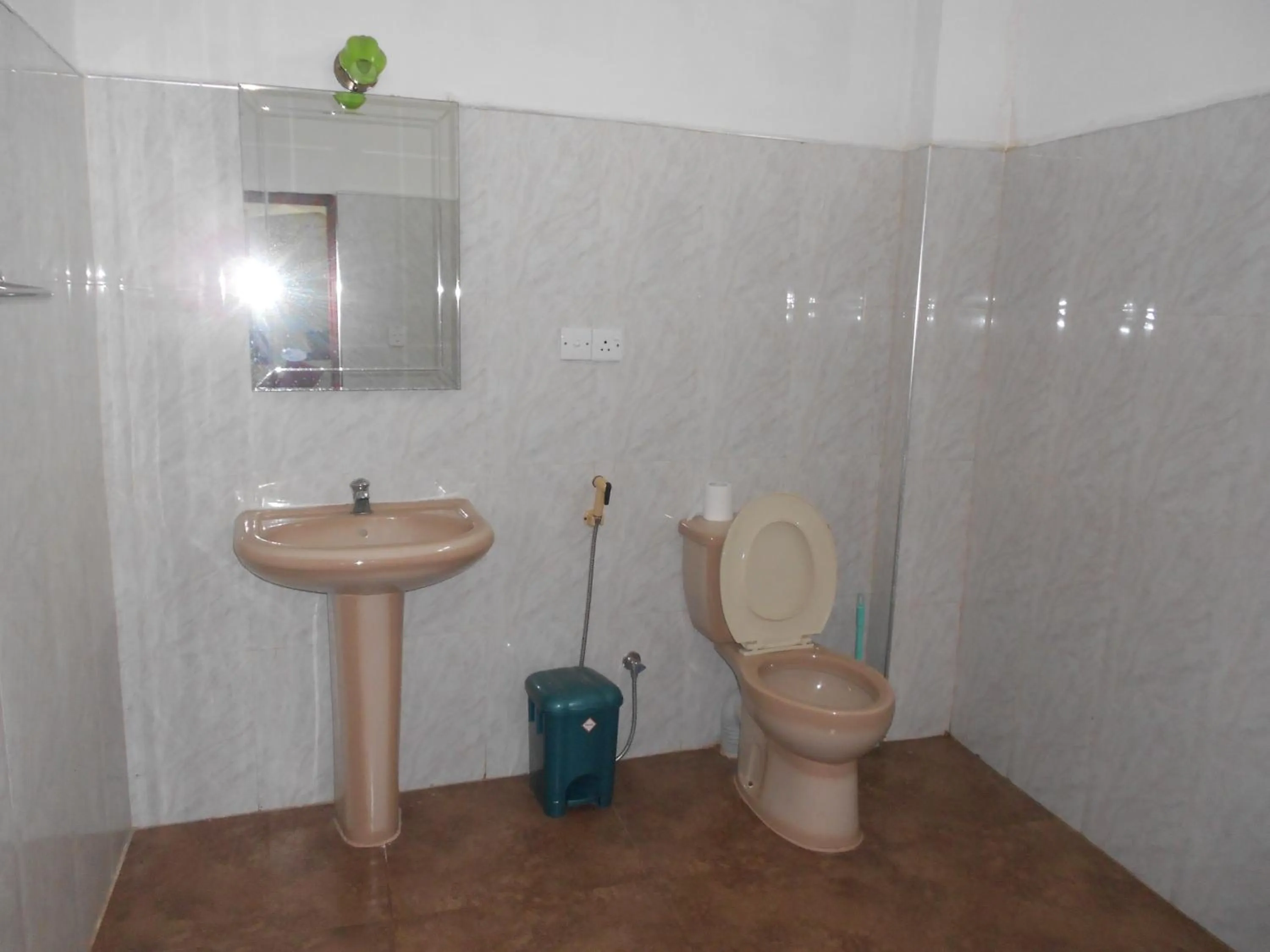 Bathroom in Shanith Guesthouse Negombo , beach road