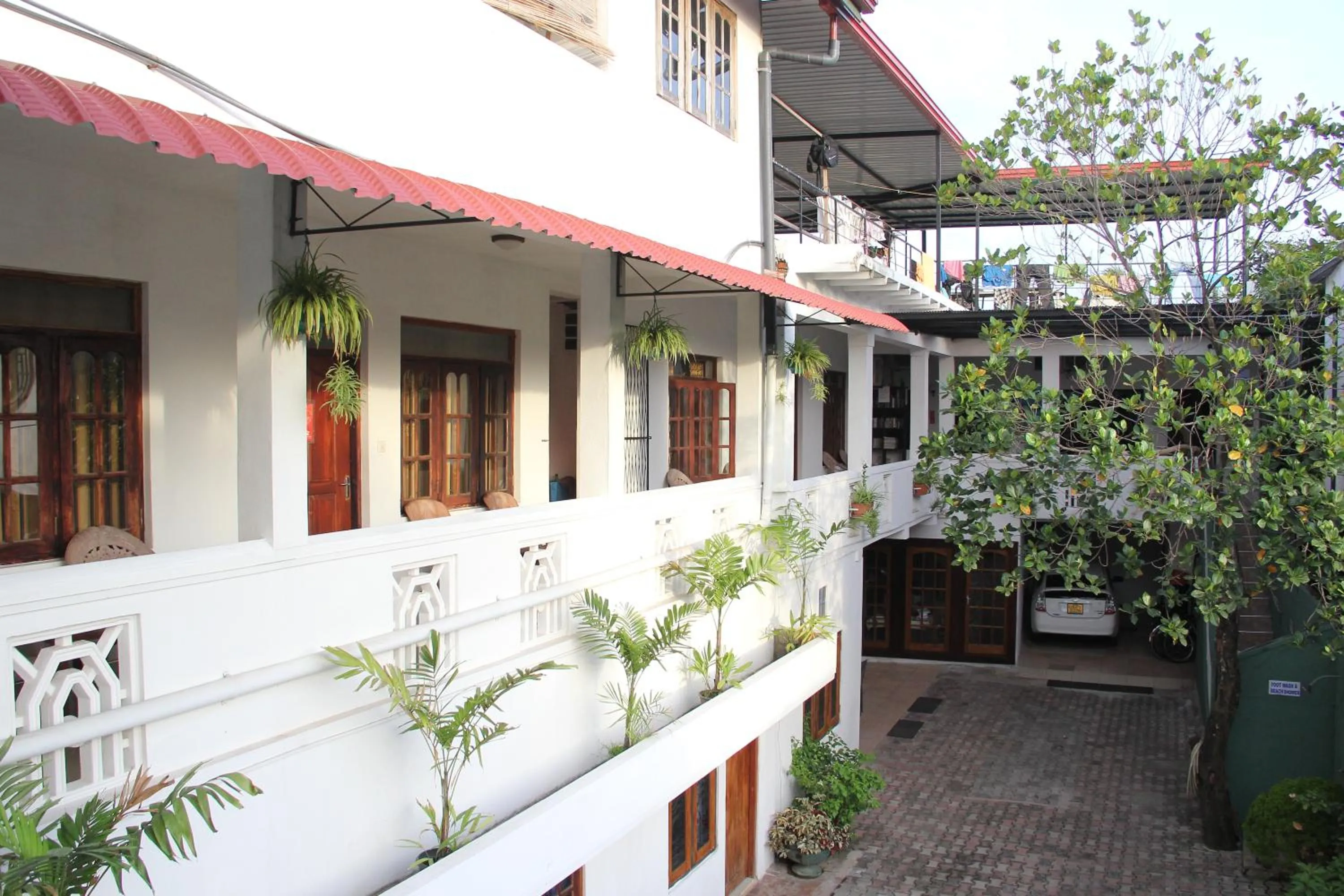 Property building in Shanith Guesthouse Negombo , beach road