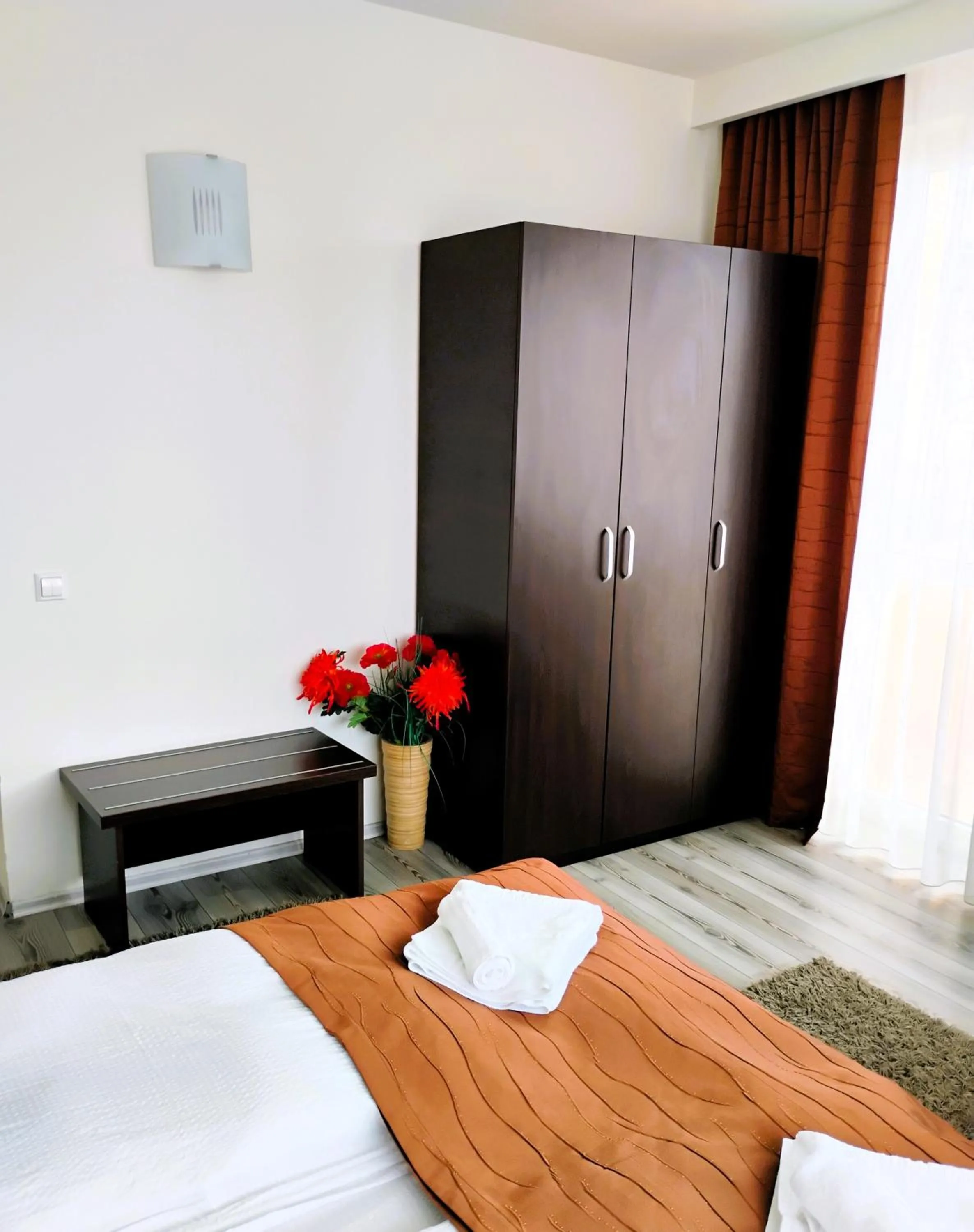 Decorative detail, Bed in Pensiunea Carmen - Bikers Friendly Nest