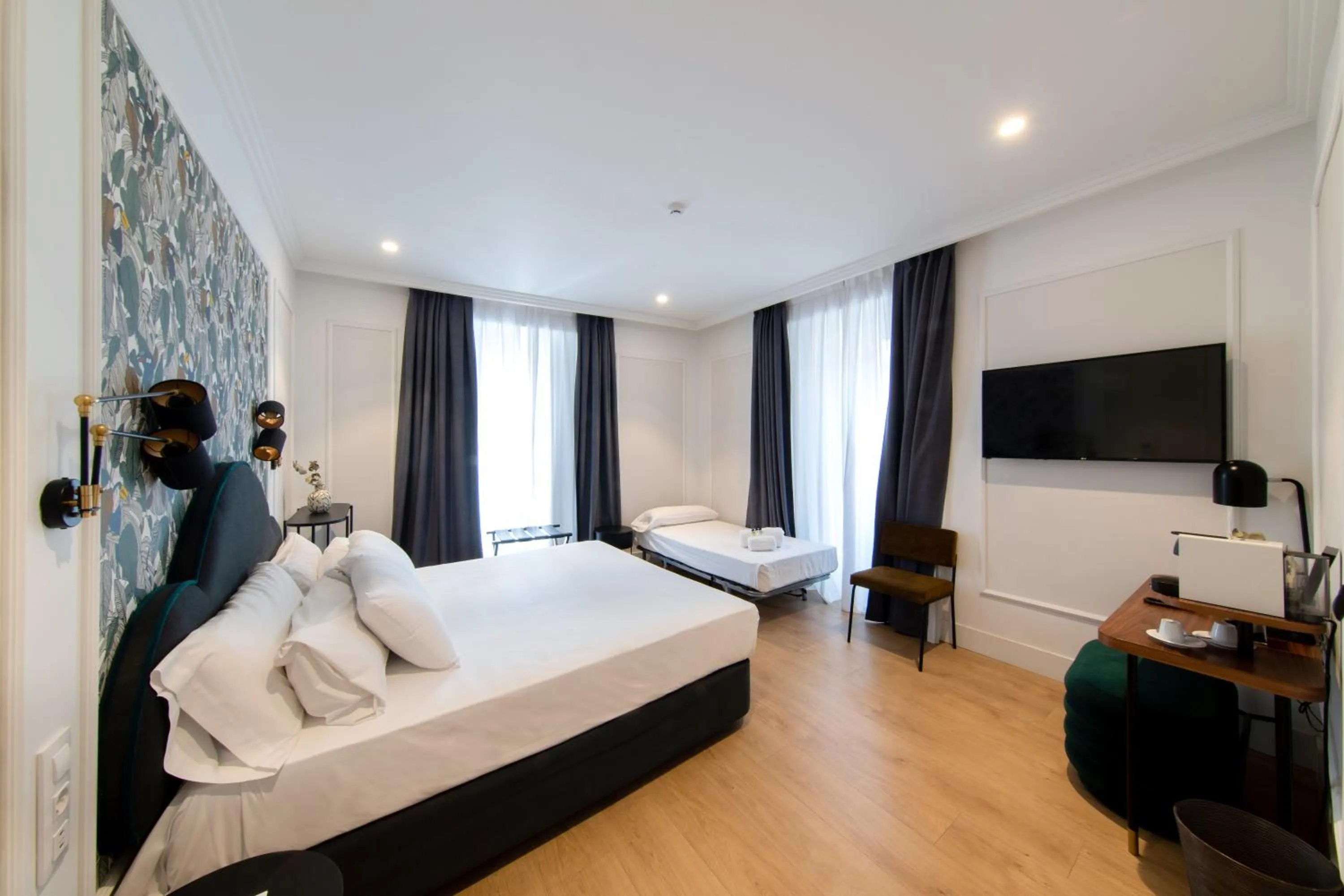 Photo of the whole room, Bed in Soho Boutique Opera