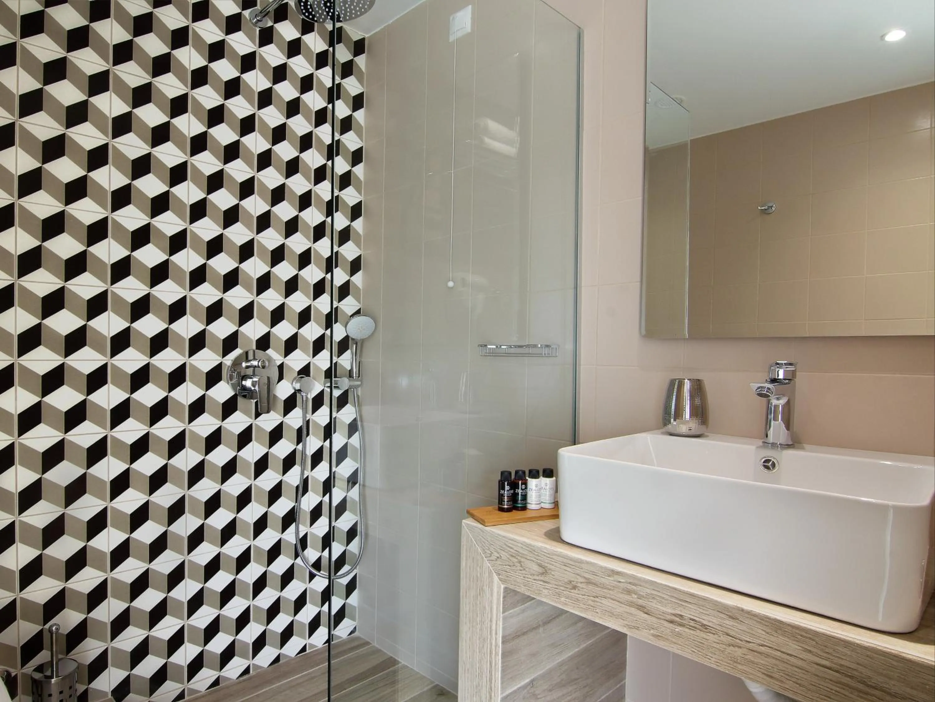 Shower in Maison 66, Riviera Hotels