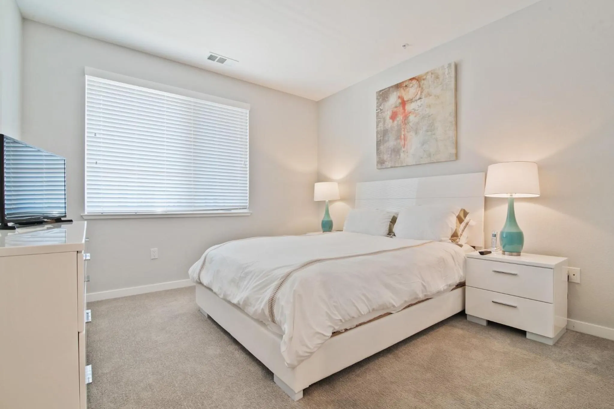Bedroom, Bed in Bluebird Suites in Menlo Park