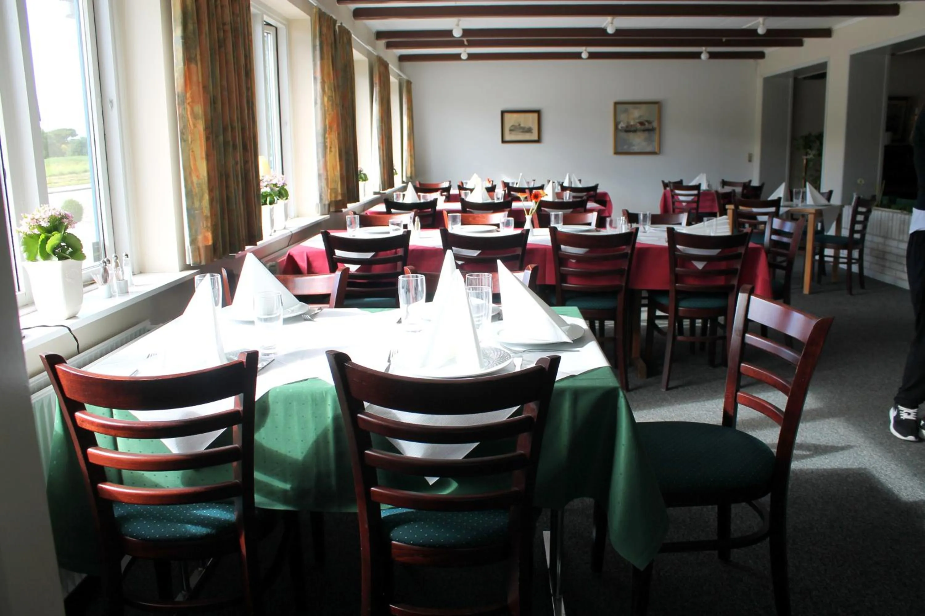 Restaurant/places to eat in Medio Apartments