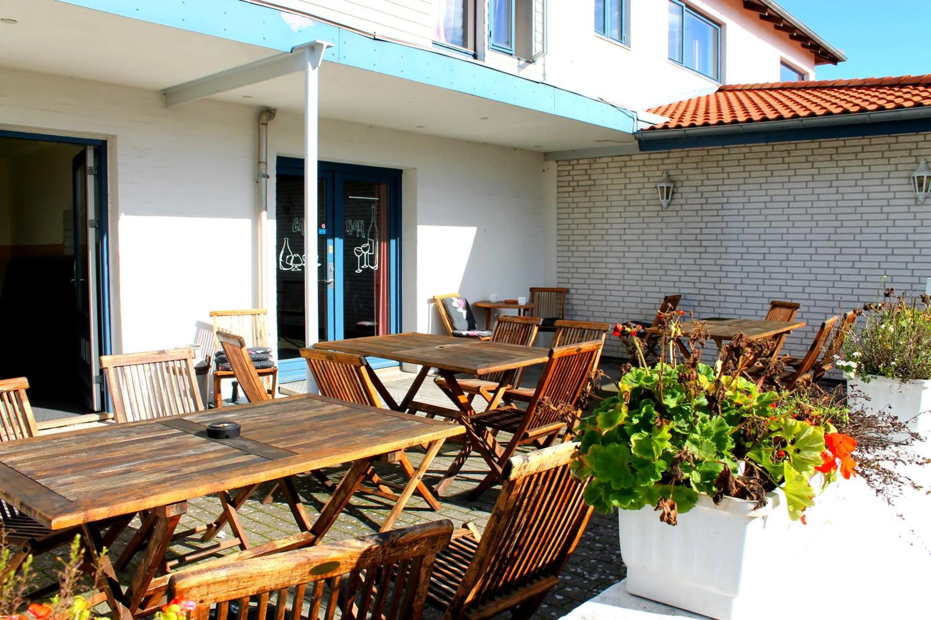 Communal lounge/ TV room in Medio Apartments