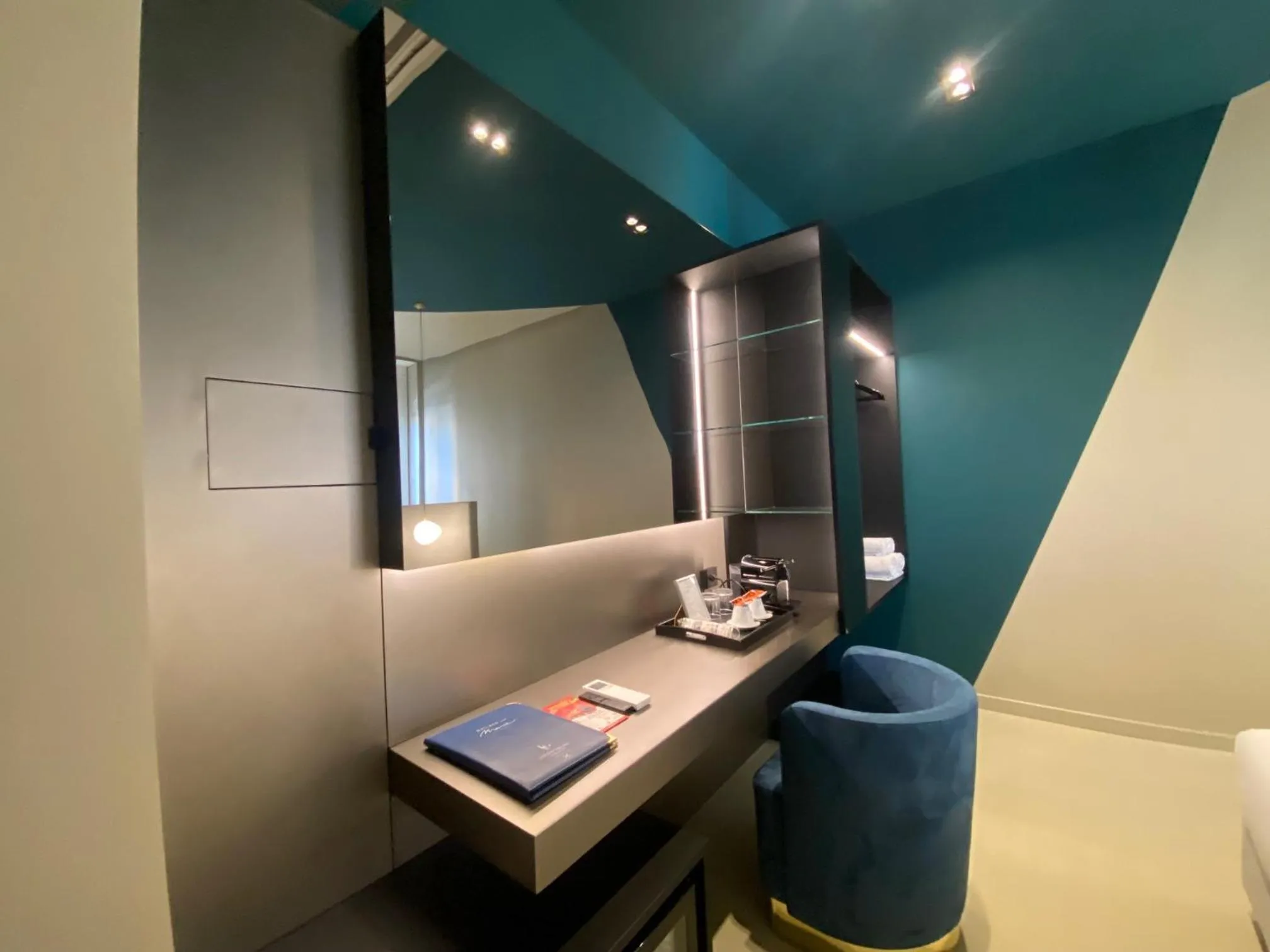 TV and multimedia in Relais sul Mare Boutique Hotel