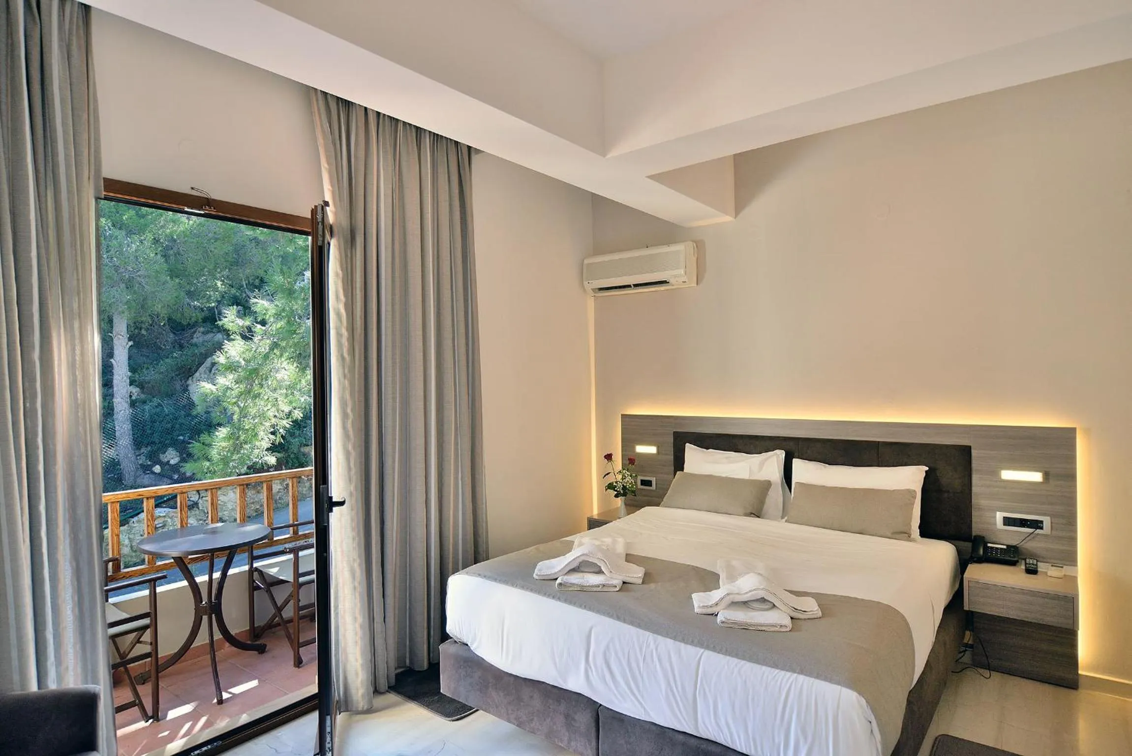 Bedroom, Bed in Royal Sun