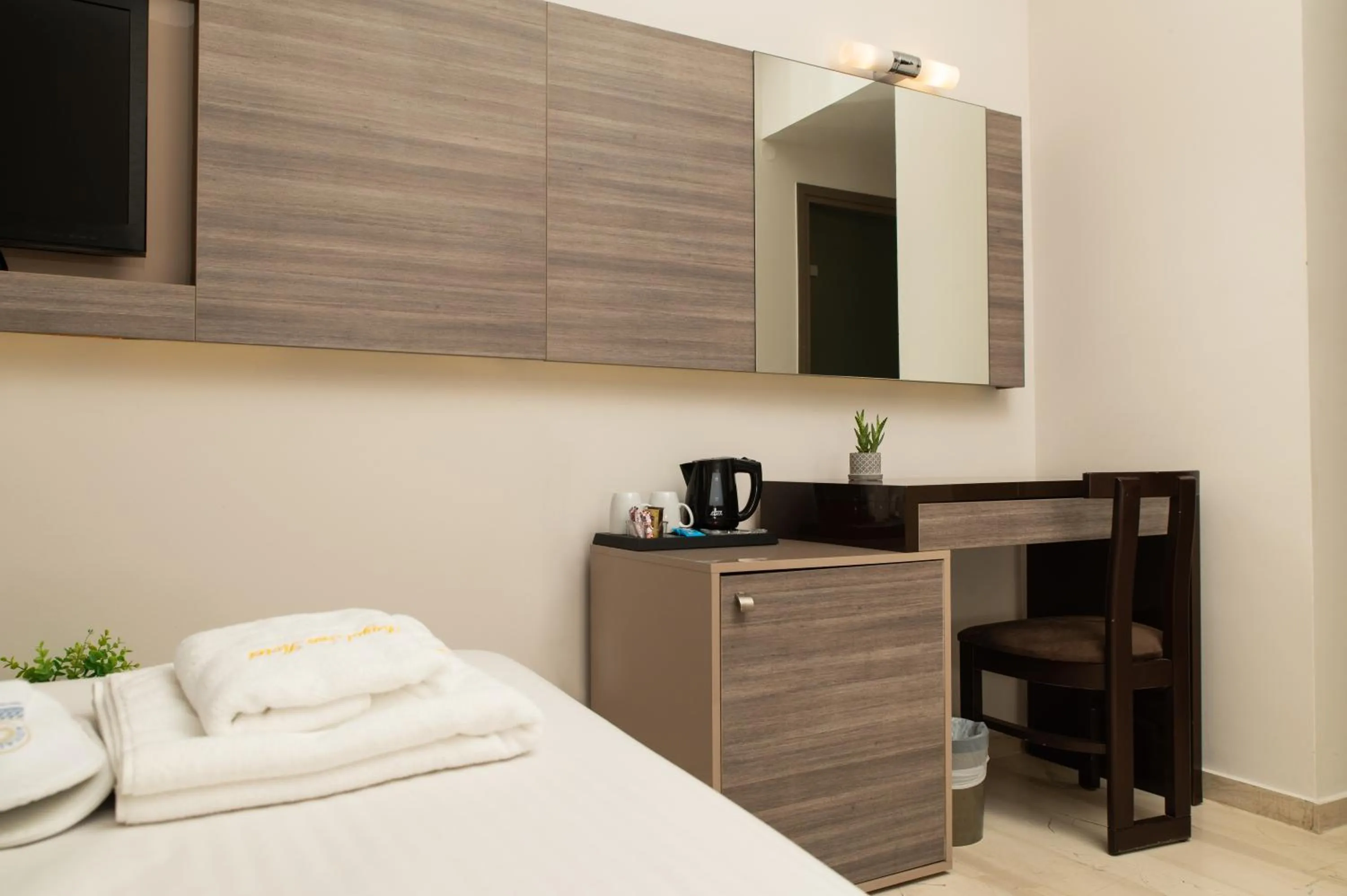 Coffee/tea facilities, Bed in Royal Sun