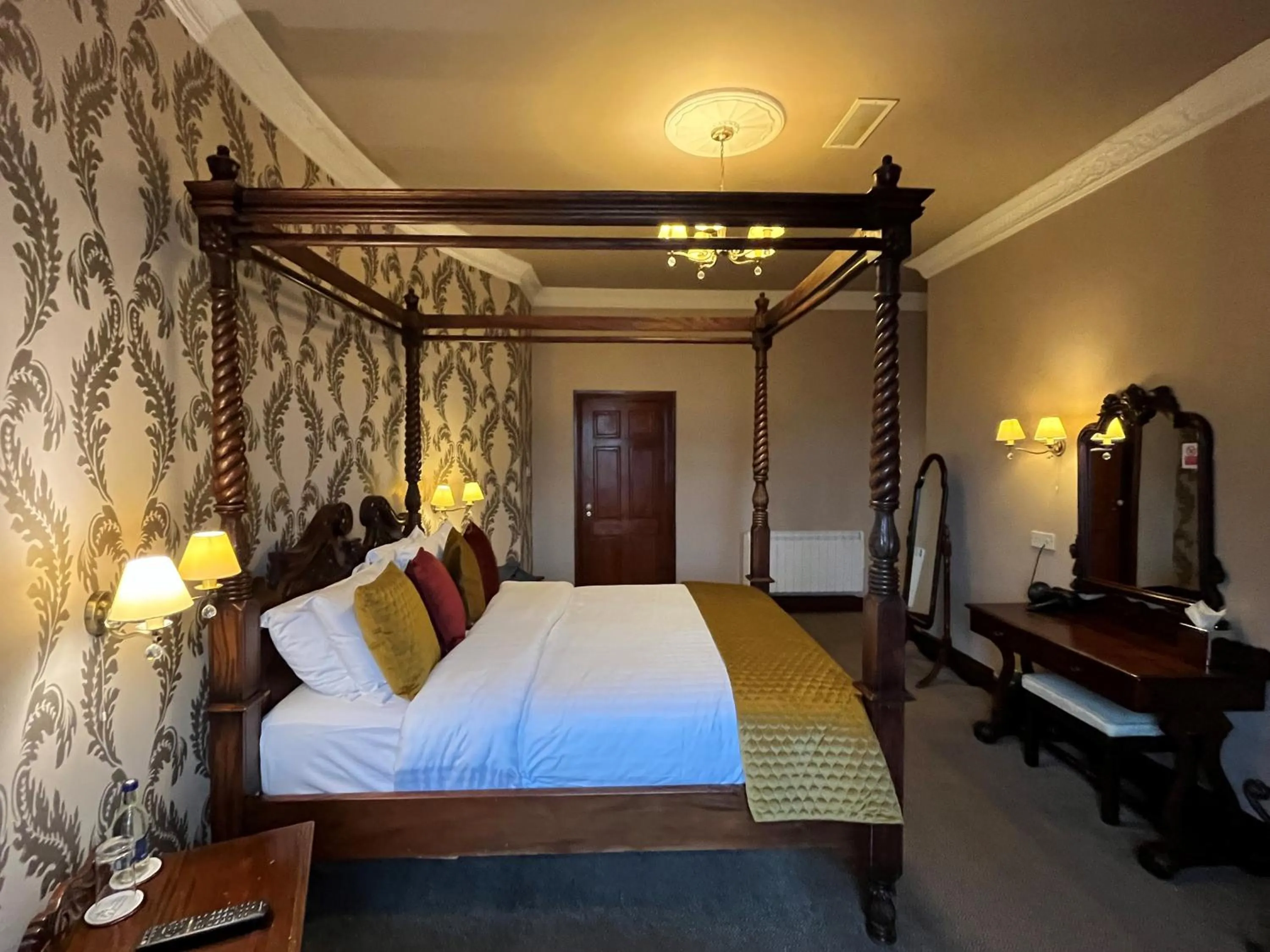 Seating area, Bed in Darnley Lodge Hotel