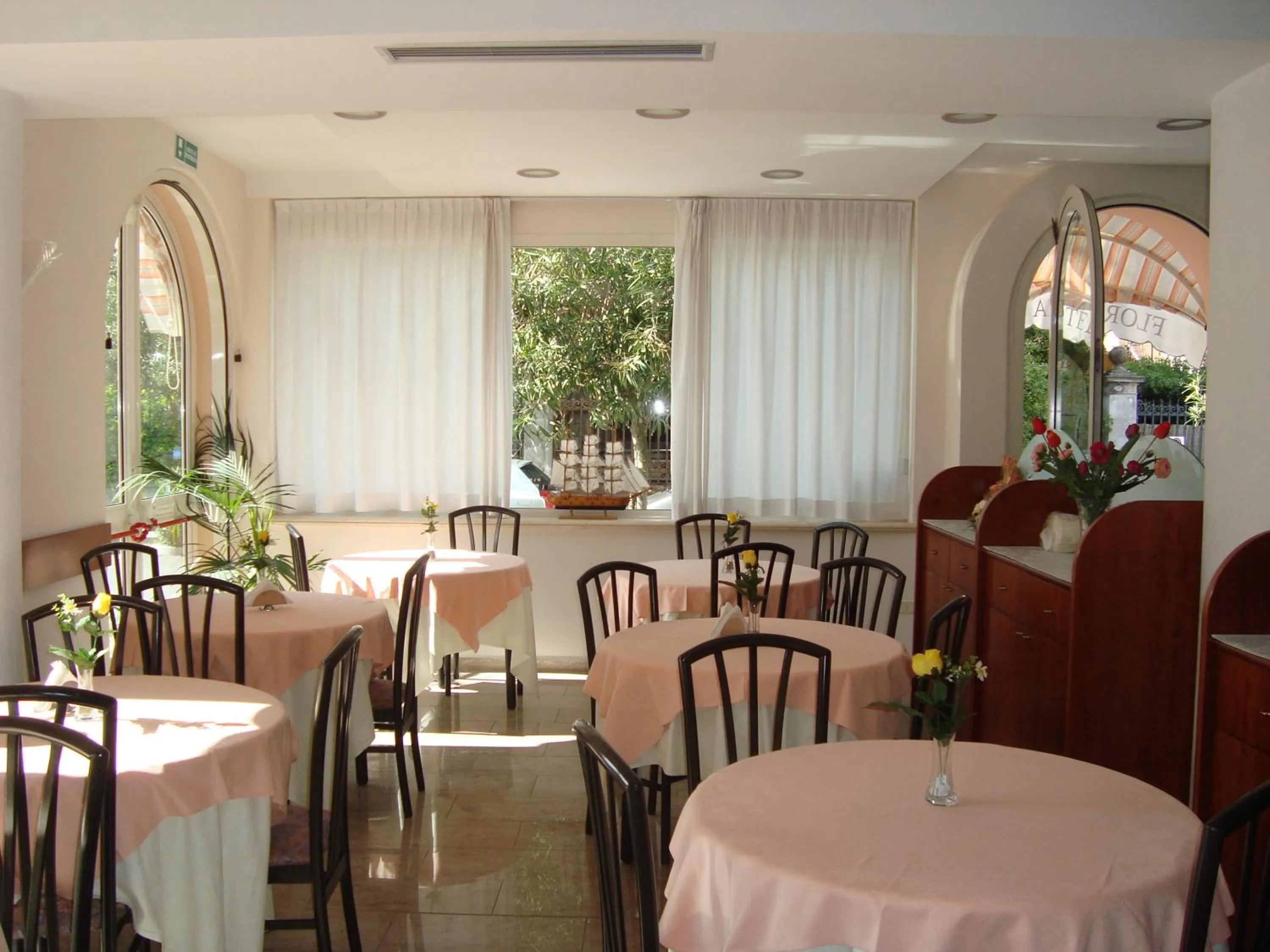 Restaurant/places to eat in Florentia Hotel