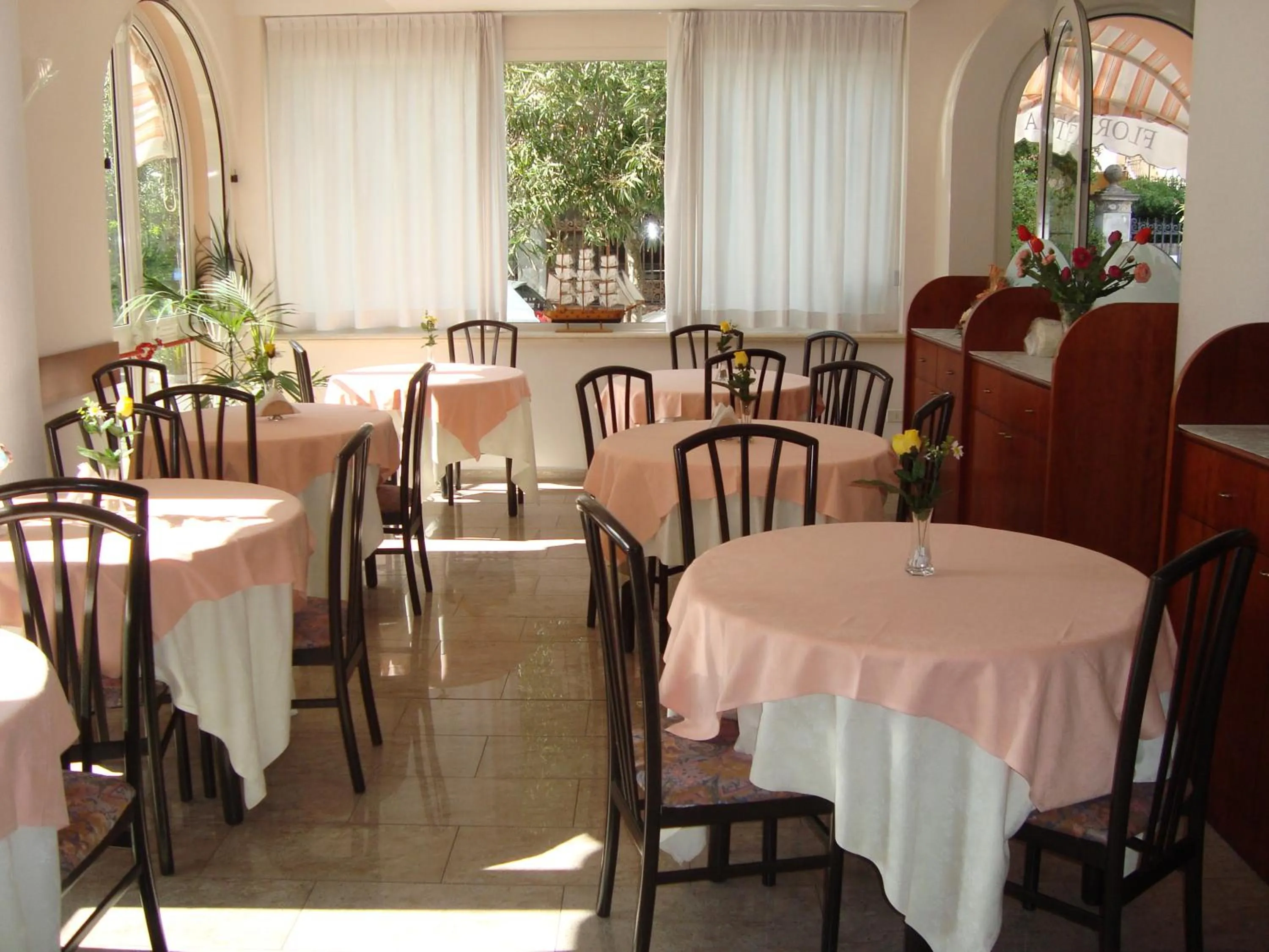 Restaurant/places to eat in Florentia Hotel