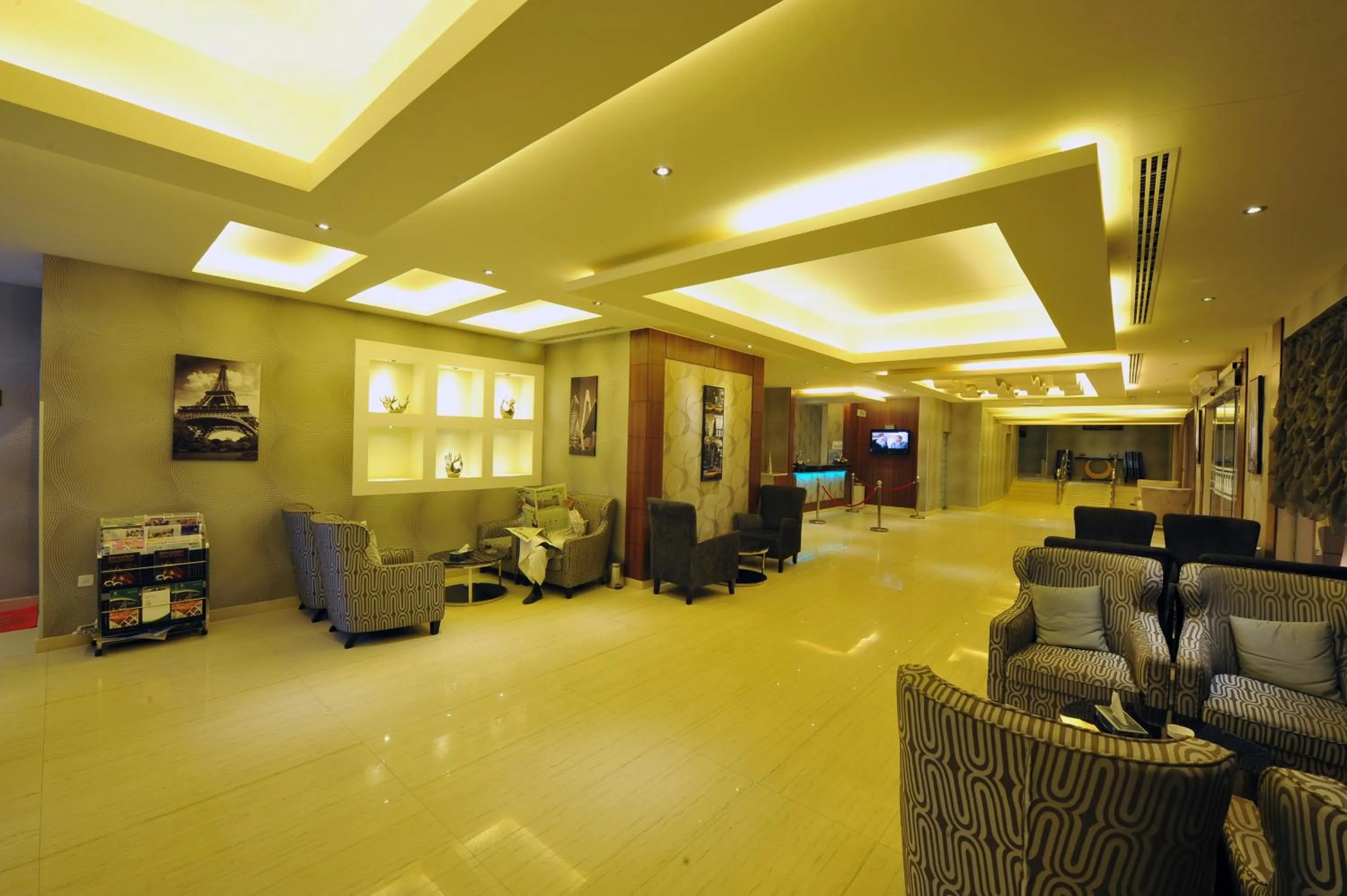 Lobby or reception in Al Janaderia Suites 7