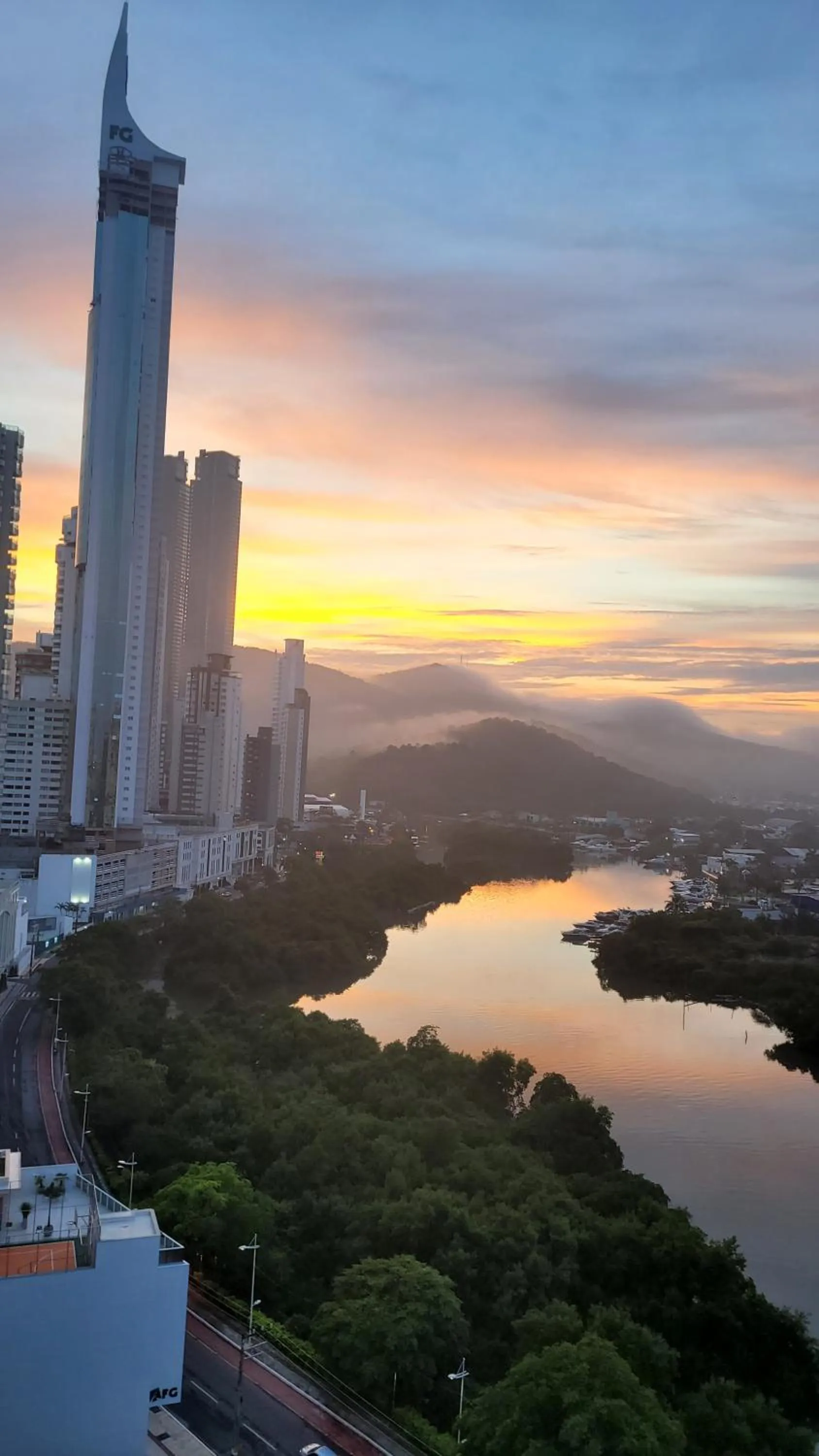 Apto na Quadra do Mar e Vista para o Rio