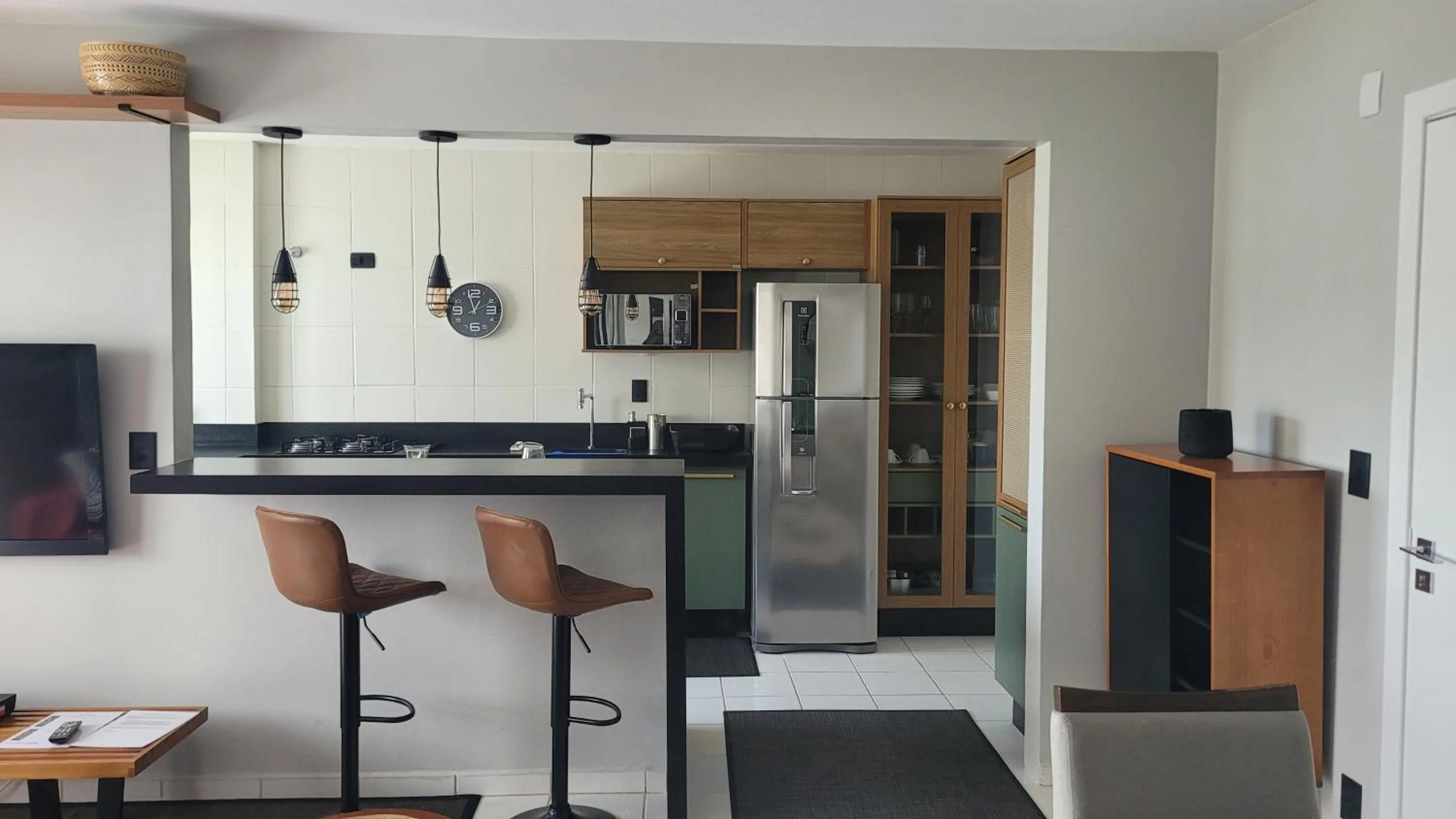 minibar in Apto na Quadra do Mar e Vista para o Rio