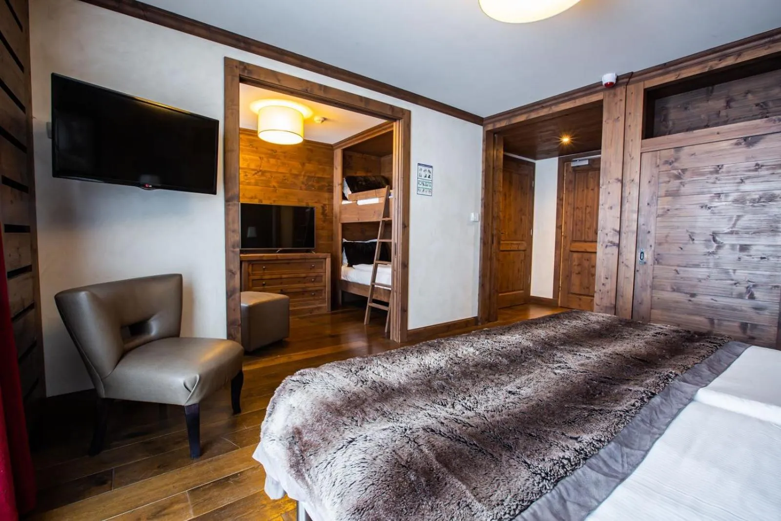 Photo of the whole room, Bed in Hôtel Champs Fleuris Morzine