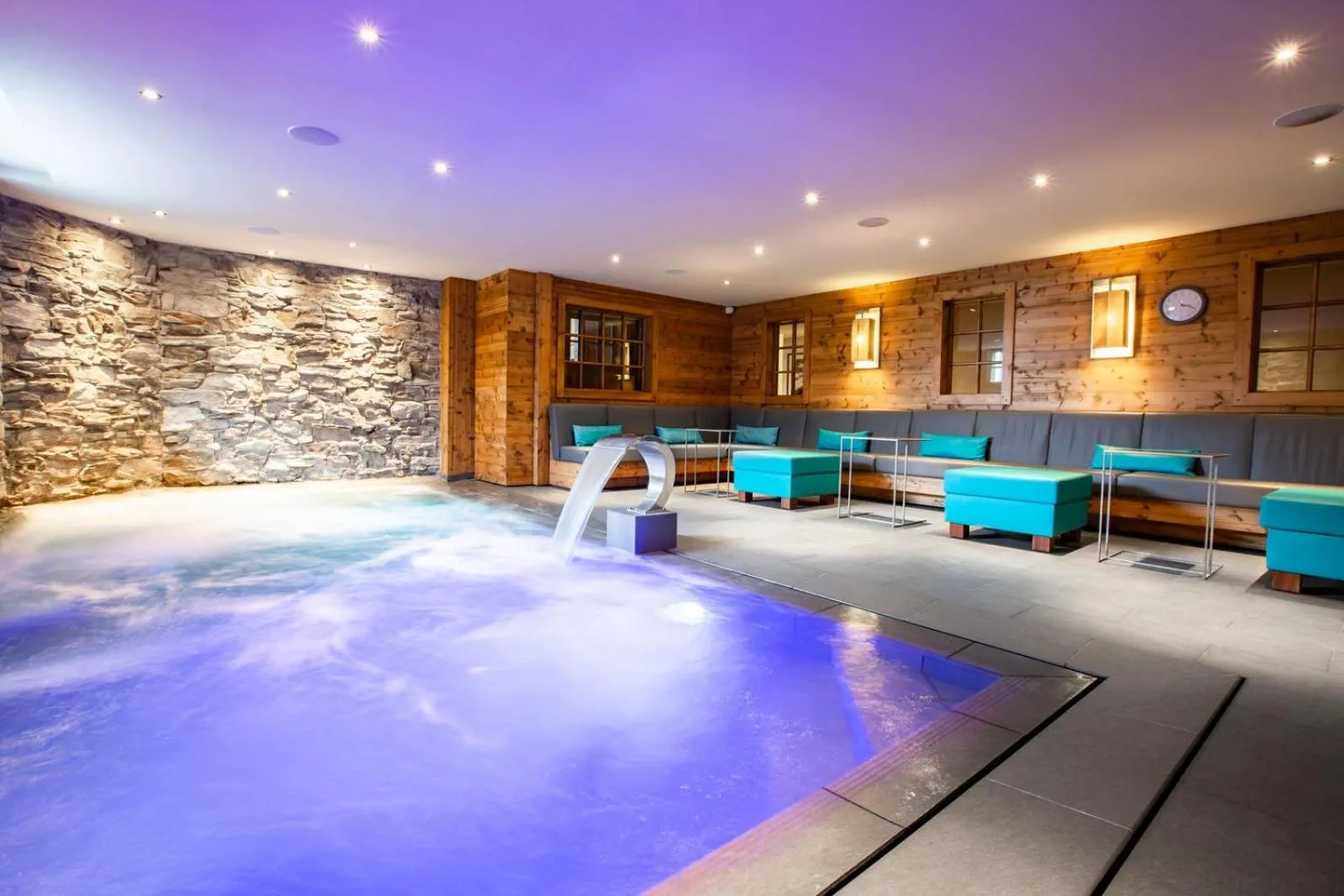 Hot Tub in Hôtel Champs Fleuris Morzine