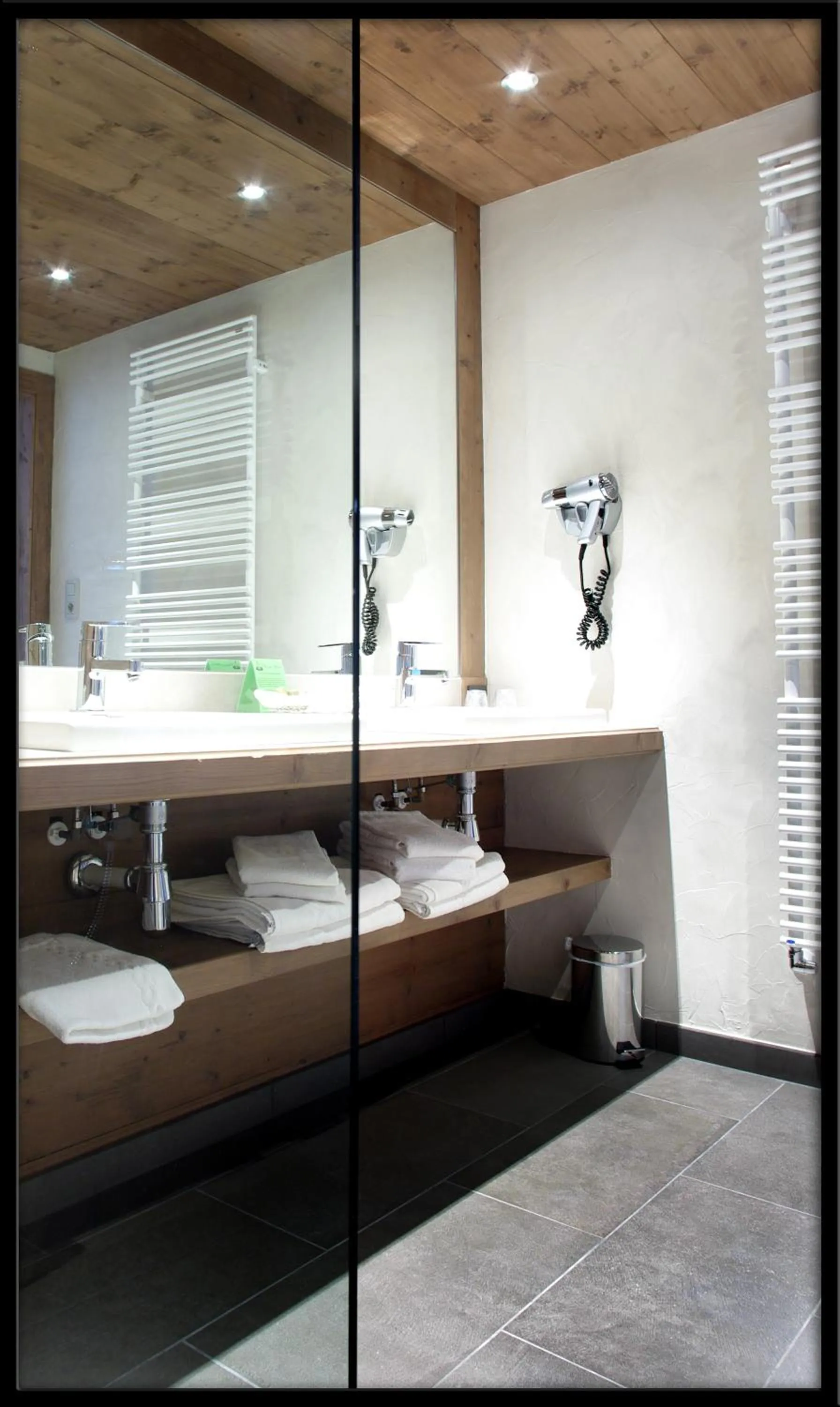 Shower in Hôtel Champs Fleuris Morzine