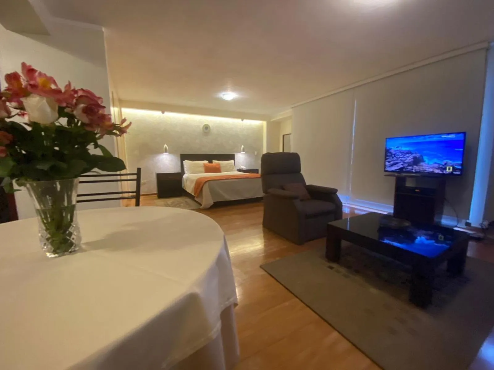 Communal lounge/ TV room, Bed in Suites Metropoli
