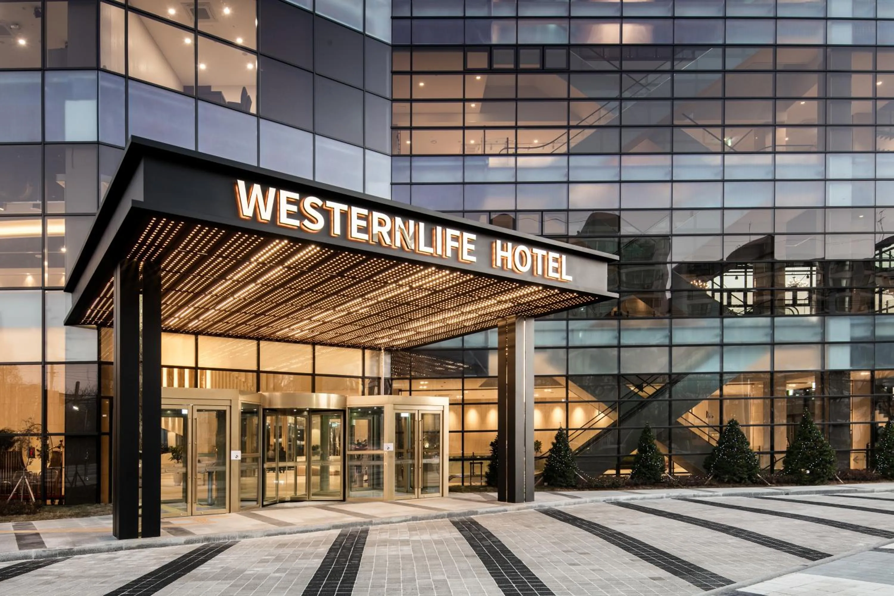Facade/entrance in WesternLife Hotel